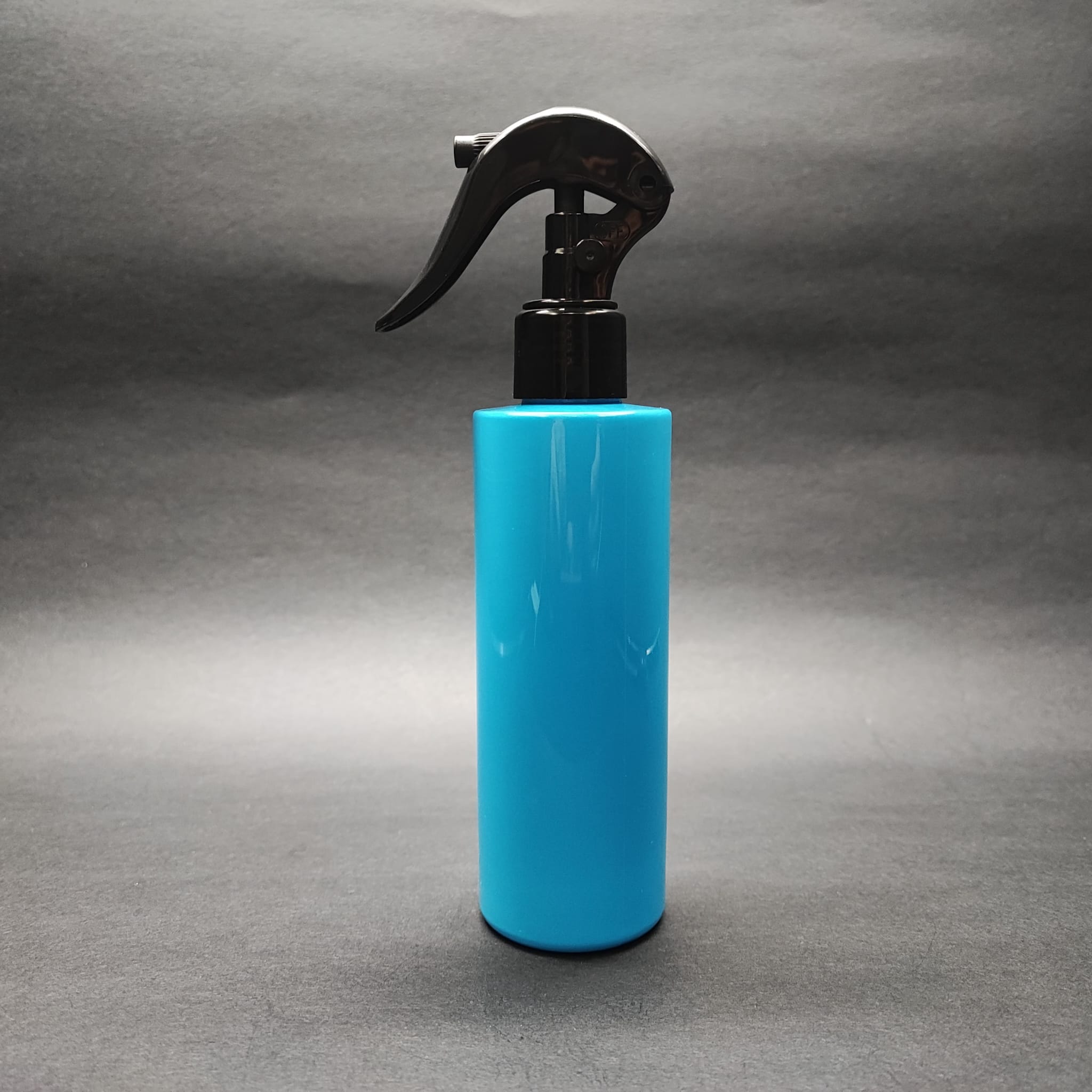 200 Cc Küt Boyunlu Uzun Silindir Pet Şişe (24 Gr) - Siyah Triger Spreyli (Duman Püskürtür) - 200 Ml Plastik Şişe - Mavi