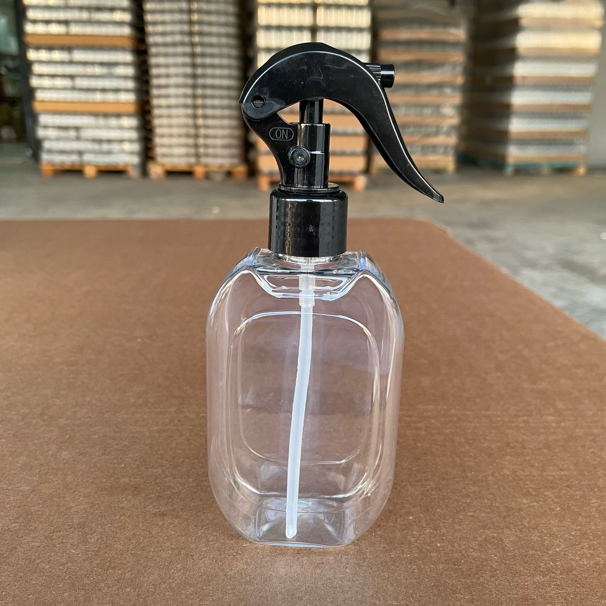 200 Cc Yassı İtalyan Model Kalın Pet Şişe (30 Gr) - Siyah Triger Spreyli (Duman Şeklinde Püskürtür) - 200 Cc Yassı İtalyan Model Kalın Plastik Şişe