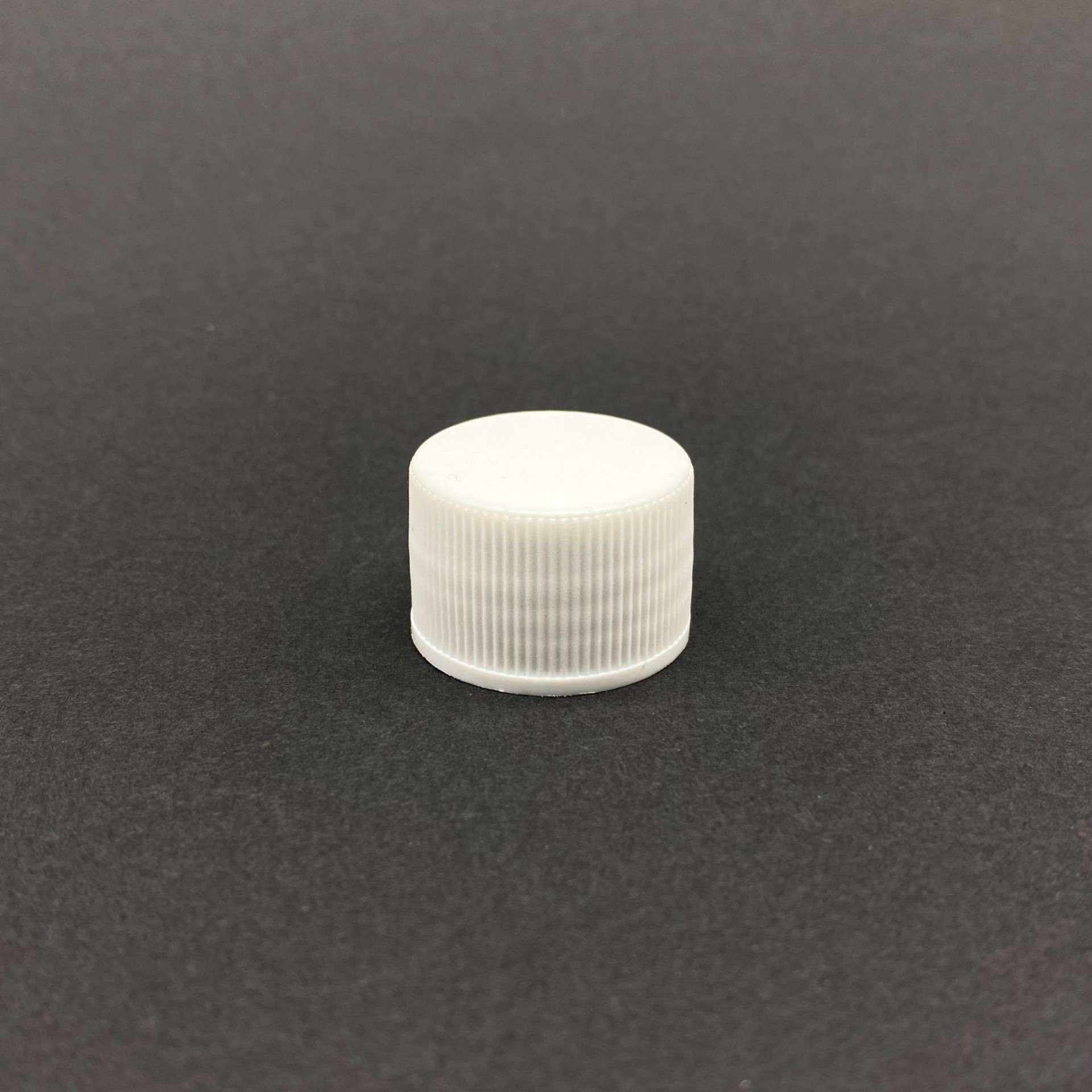 24 Mm Vidalı Beyaz Plastik Kapak - Köpük Contalı