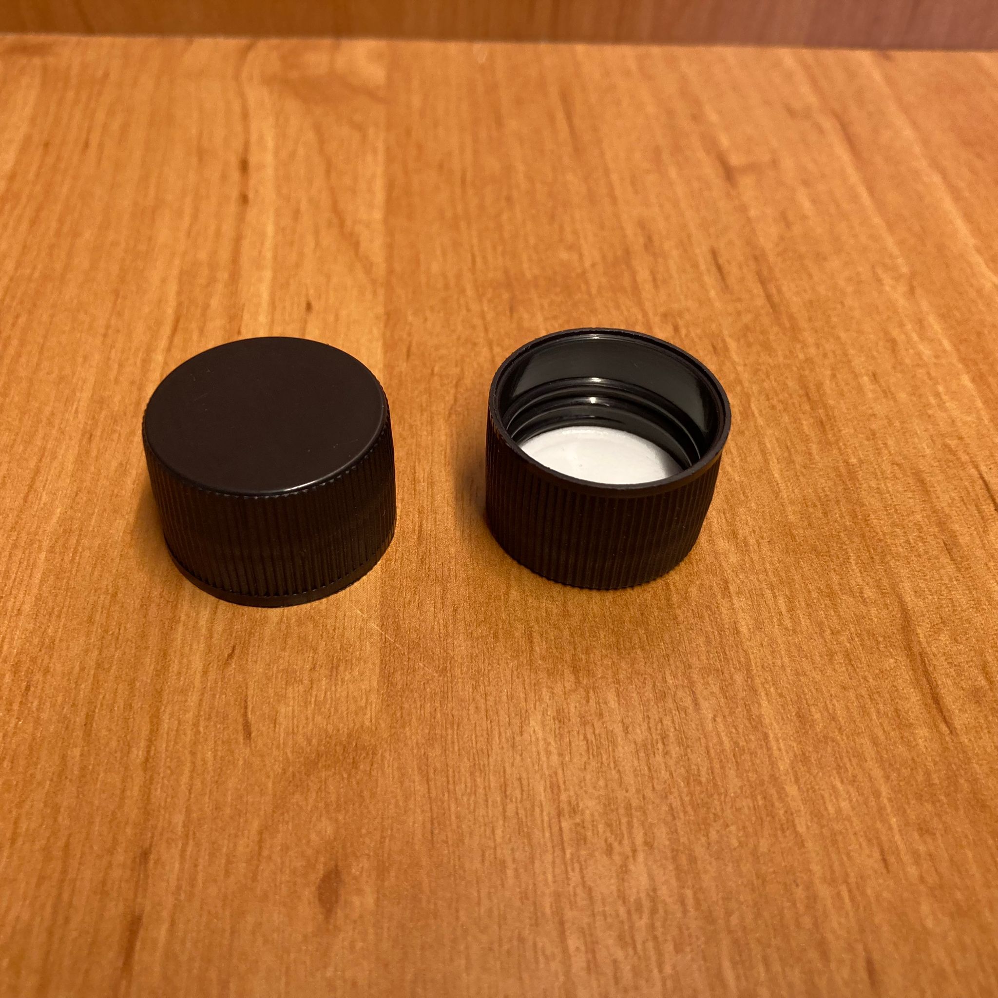 24 Mm Vidalı Siyah Plastik Kapak - Köpük Contalı