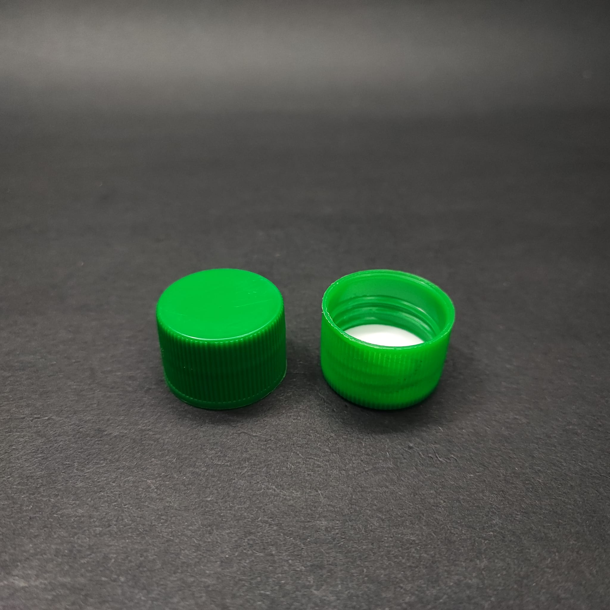 24 Mm Vidalı Yeşil Plastik Kapak - Köpük Contalı