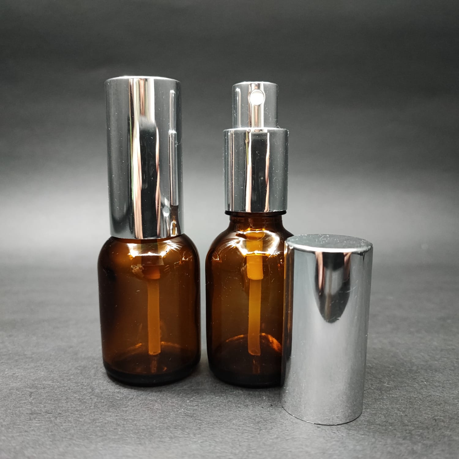 25 Ml Lüks Vidalı Valf Çevirme Parfüm Şişeleri - 25 Cc Tombul Amber Cam Şişe - Gümüş Metal Spreyli Kapaklı Set