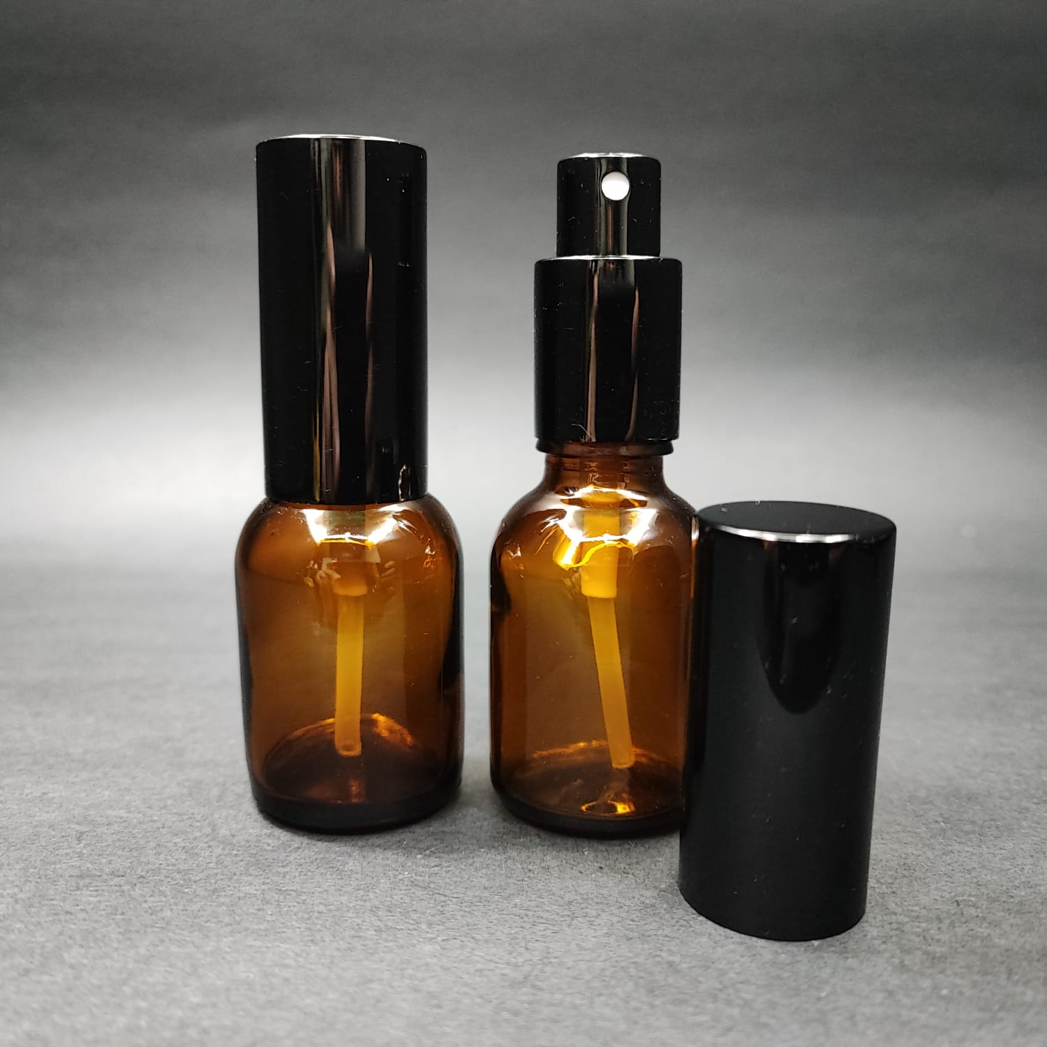 25 Ml Lüks Vidalı Valf Çevirme Parfüm Şişeleri - 25 Cc Tombul Amber Cam Şişe - Siyah Metal Spreyli Kapaklı Set