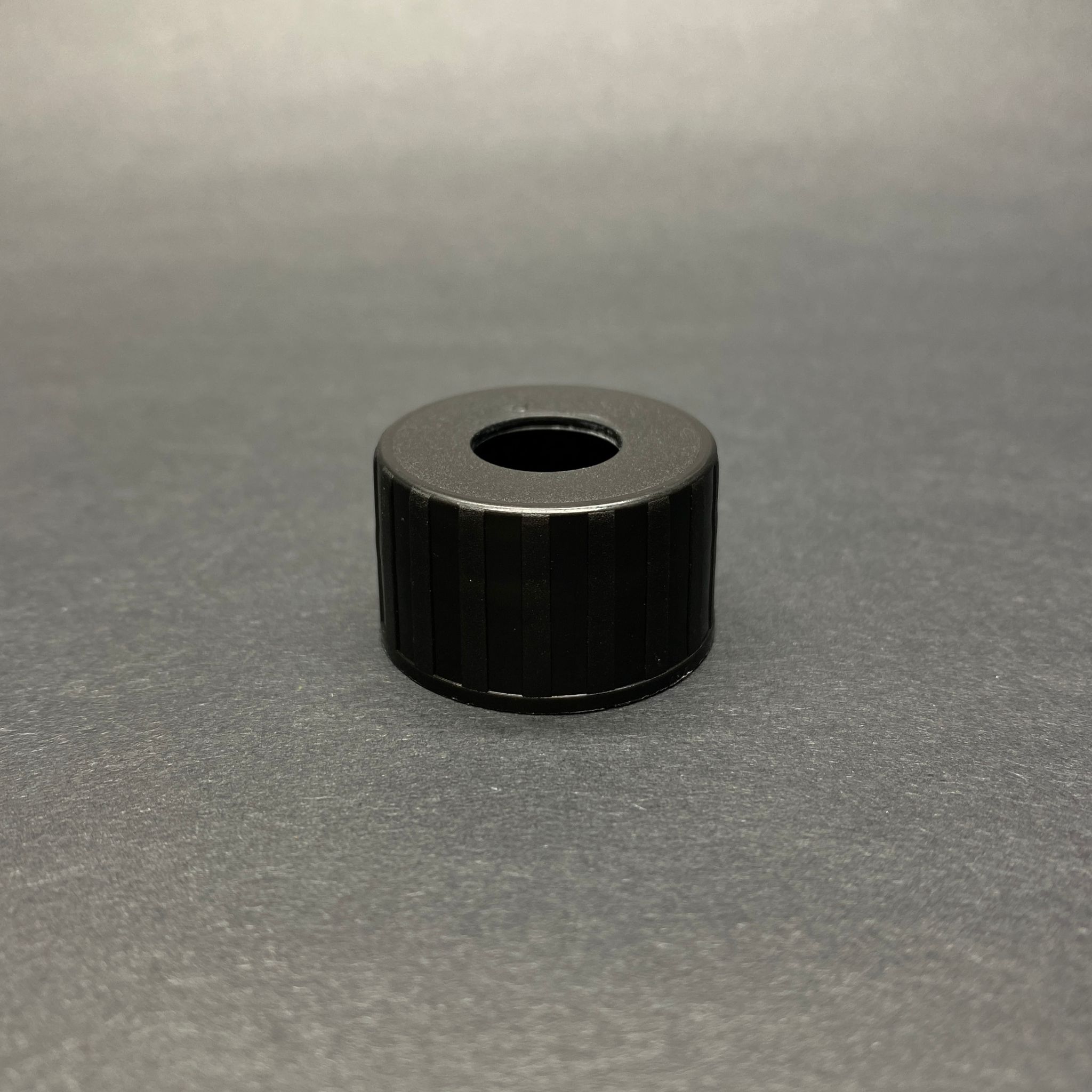 25 Mm Delikli Plastik Kapak Siyah (Damlalık İçin)