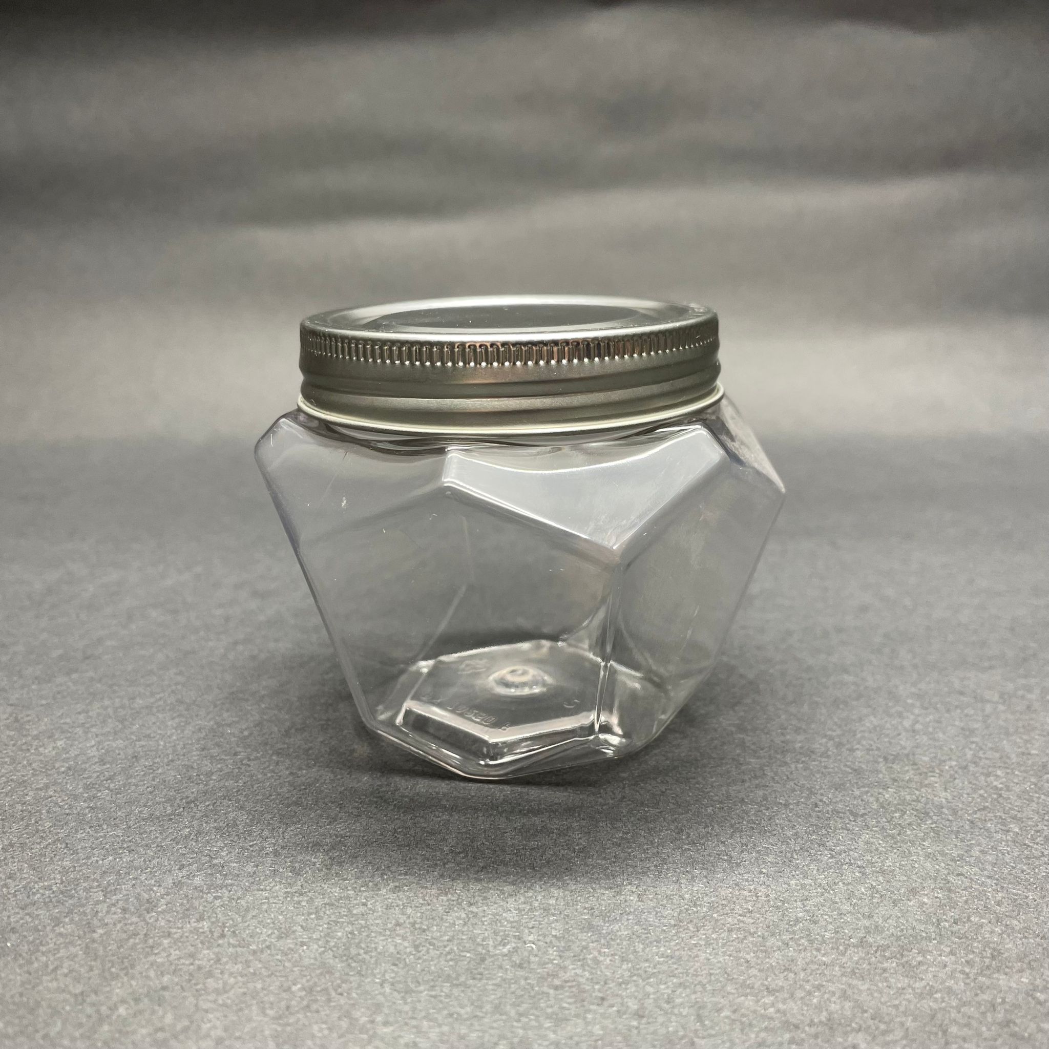250 Cc Altıgen Sert Plastik Kavanoz - Gümüş Metal Kapaklı - 250 Ml Metal Kapaklı Plastik Kavanoz - Kozmetik Kavanoz, Bal Kavanozu Ve Krem Kavanozu Olarak Kullanabilirsiniz
