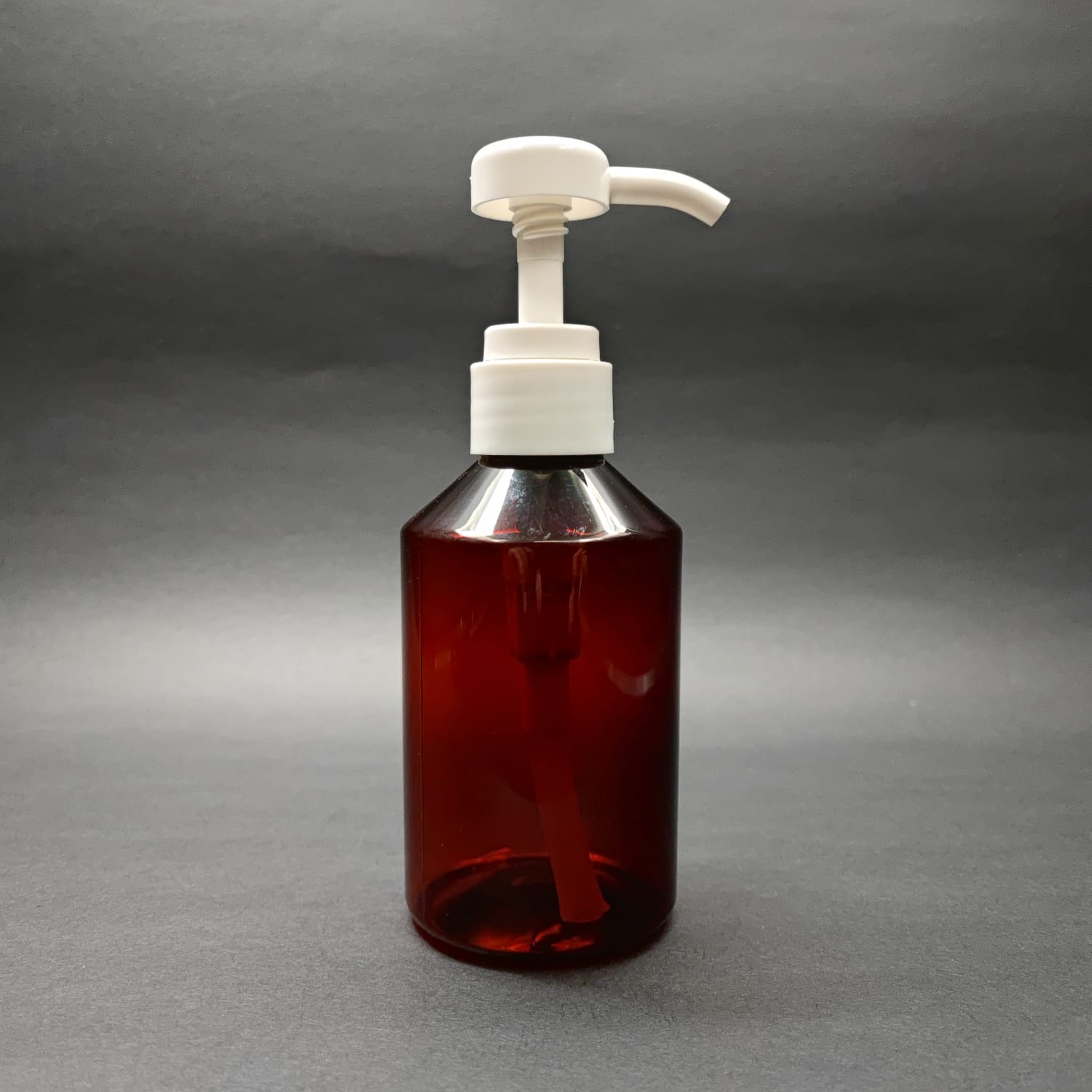 250 Cc Amber Pet Şişe + Beyaz Dozaj Pompalı (Her Basmada 4 Cc Sıvı Atar)  - 250 Ml Pompalı Şişe - Şurup, Şampuan, Krem Gibi Yoğun Kıvamlı Sıvılarda Kullanılır
