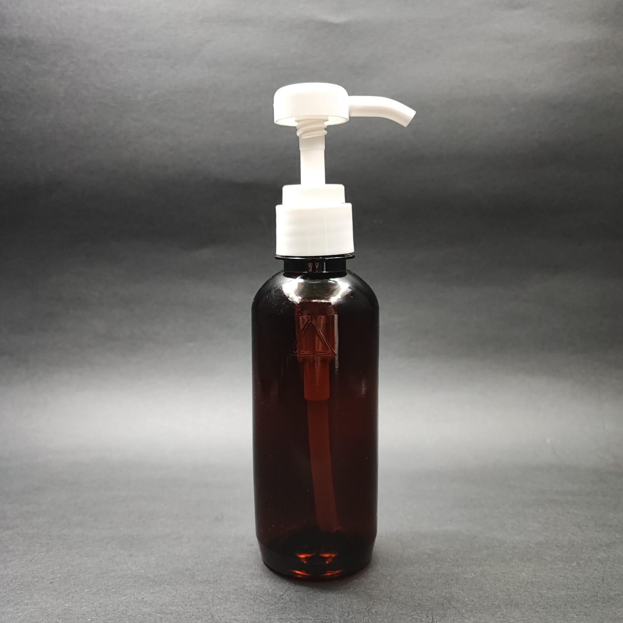250 Cc Amber Pet Şişe - Beyaz Dozaj Pompalı (Her Basmada 4 Cc Sıvı Atar)  - 250 Ml Pompalı Şişe - Şurup, Şampuan, Krem Gibi Yoğun Kıvamlı Sıvılarda Kullanılır