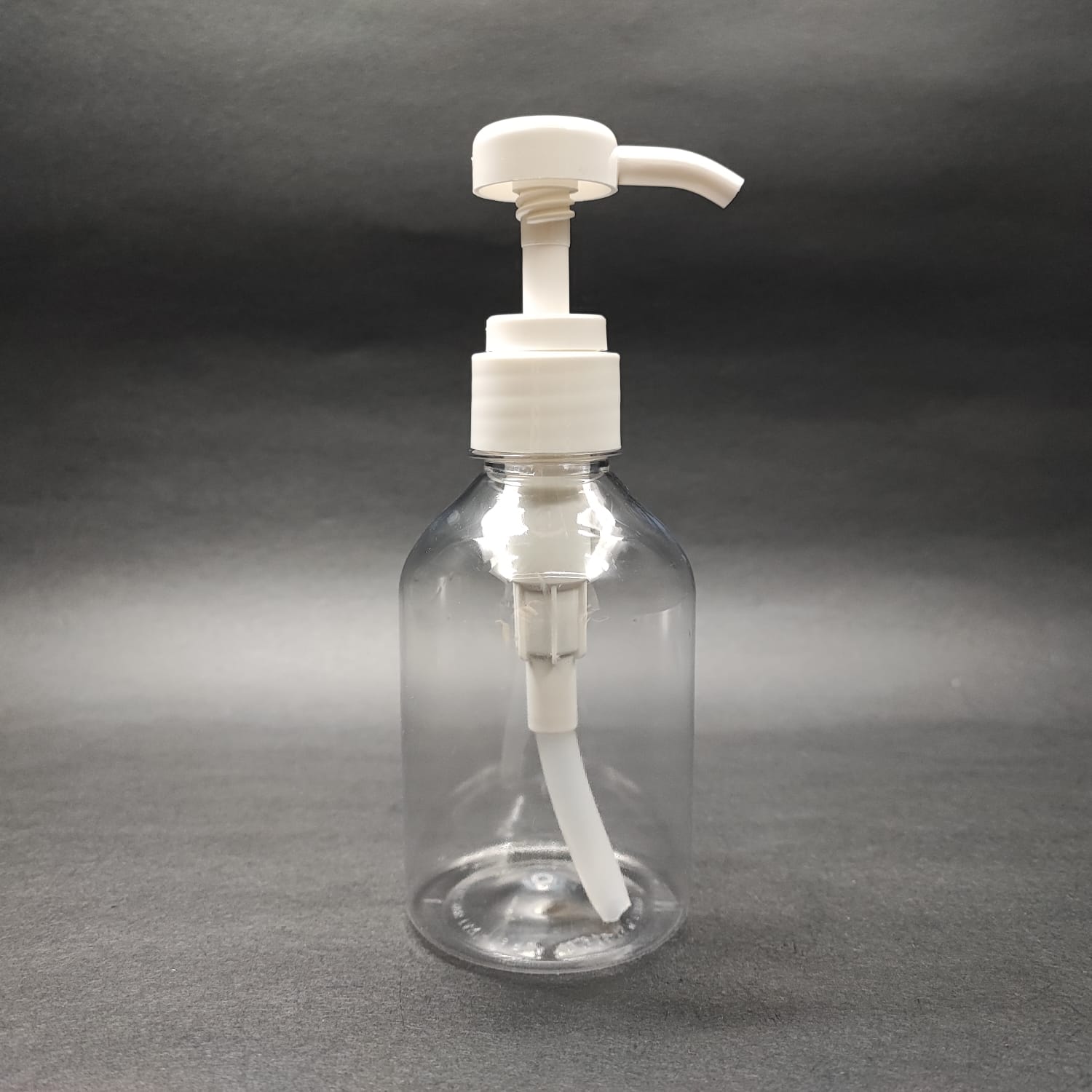 250 Cc Oval Pet Şişe + Beyaz Dozaj Pompalı (Her Basmada 4 Cc Sıvı Atar)  - 250 Ml Pompalı Şişe - Şurup, Şampuan, Krem Gibi Yoğun Kıvamlı Sıvılarda Kullanılır