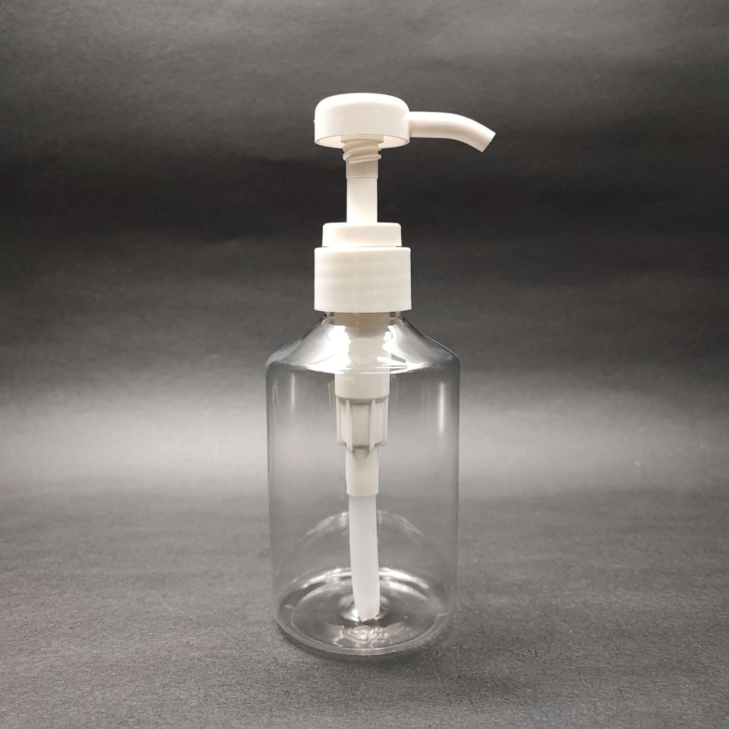 250 Cc Pet Şişe + Beyaz Dozaj Pompalı (Her Basmada 4 Cc Sıvı Atar)  -250 Ml Pompalı Şişe - Şurup, Şampuan, Krem Gibi Yoğun Kıvamlı Sıvılarda Kullanılır