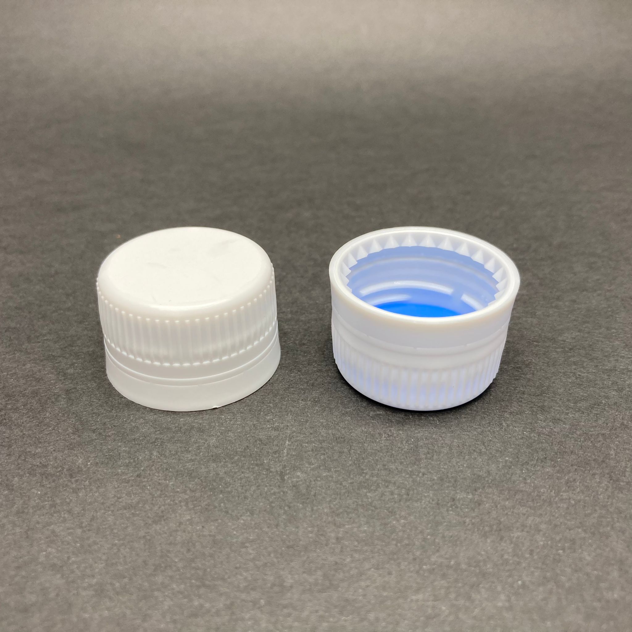 28 Mm Kilitli Vidalı Plastik Kapak Beyaz - İçi Contalı -Bericap Pg Ew 28 Contalı Kapak İle Eşdeğerdir - Hem 28 Ağız Cam Şişelere Hem De 28 Ağız Plastik Şişelere Uyar Ancak Kilit İçin Numune Deneyiniz