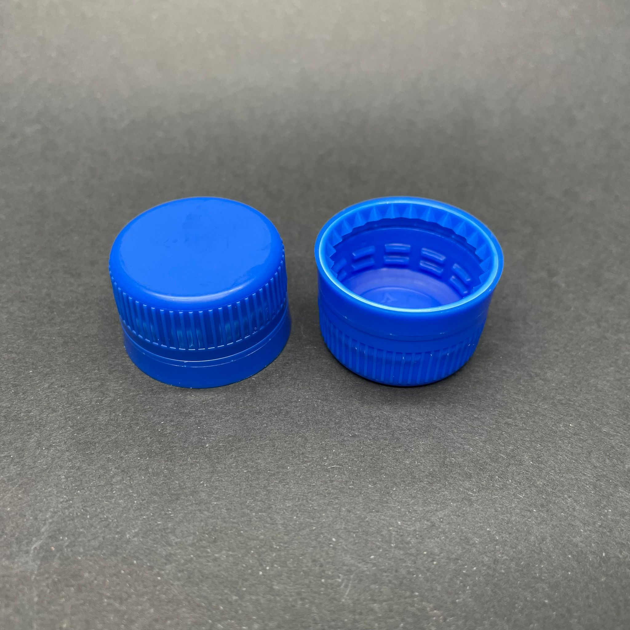 28 Mm Kilitli Vidalı Plastik Kapak Mavi - İçi Contalı -Bericap Pg Ew 28 Contalı Kapak İle Eşdeğerdir - Hem 28 Ağız Cam Şişelere Hem De 28 Ağız Plastik Şişelere Uyar Ancak Kilit İçin Numune Deneyiniz
