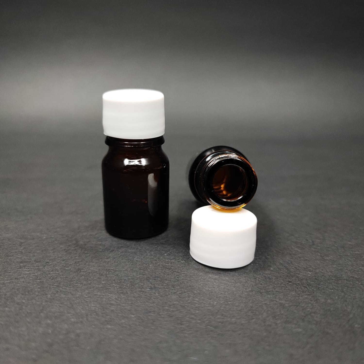 3 Cc Amber Cam Şişe + Kendinden Contalı Sızdırmaz Beyaz Kapak - 3 Ml Kapaklı Cam Şişe