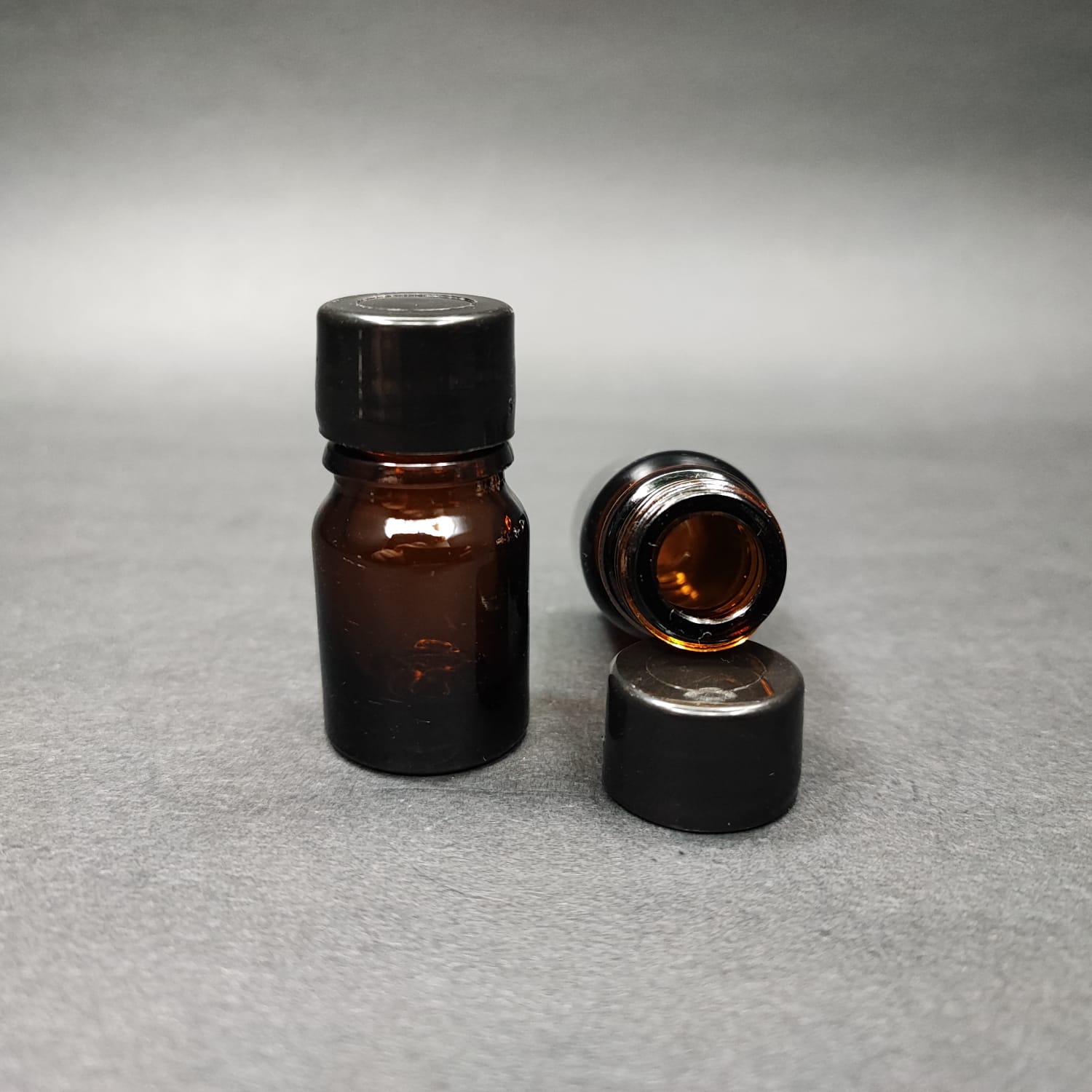 3 Cc Amber Cam Şişe + Kendinden Contalı Sızdırmaz Siyah Kapak - 3 Ml Kapaklı Cam Şişe