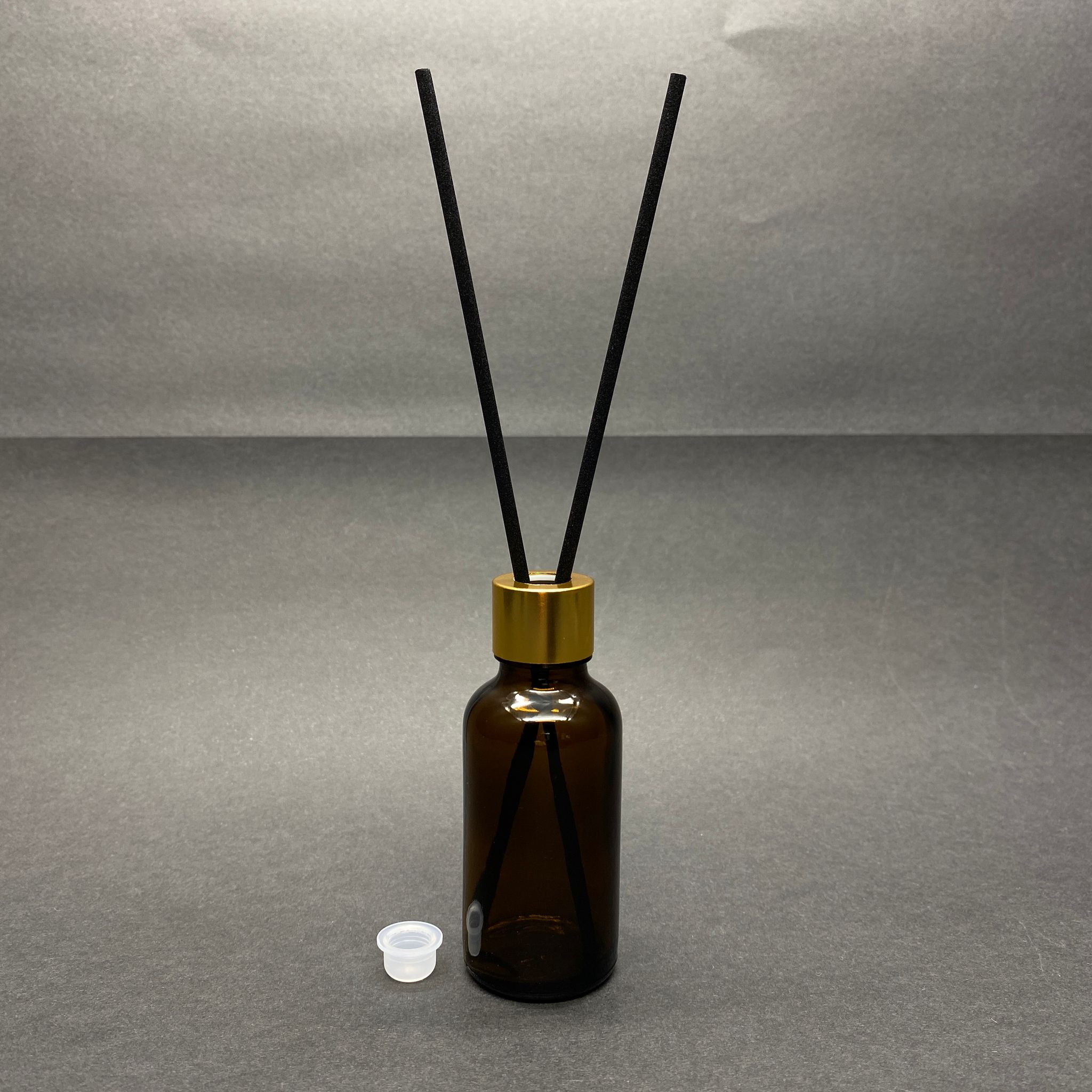 30 Cc Amber Cam Bambu Oda Kokusu Şişesi - 30 Ml Çubuklu Bambu Oda Kokusu Şişesi - Difüzör Şişe- Cam Şişe + Gold Metal Kapak + Plastik Tıpa + 2 Adet Fiber Siyah Bambu Çubuk