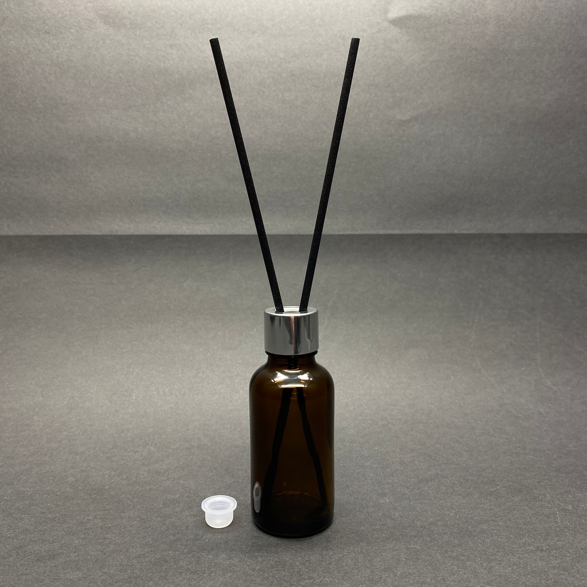30 Cc Amber Cam Bambu Oda Kokusu Şişesi - 30 Ml Çubuklu Bambu Oda Kokusu Şişesi - Difüzör Şişe- Cam Şişe + Gümüş Metal Kapak + Plastik Tıpa + 2 Adet Fiber Siyah Bambu Çubuk