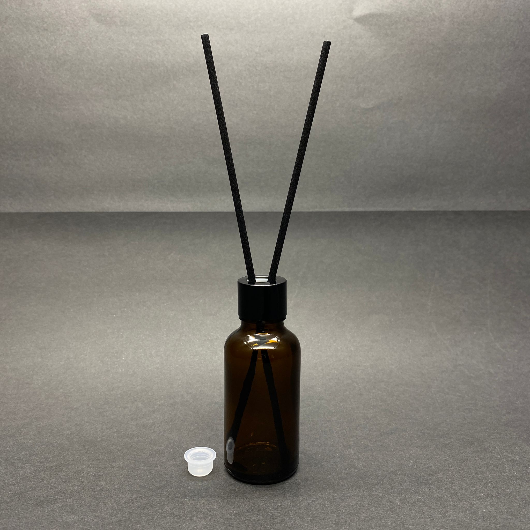 30 Cc Amber Cam Bambu Oda Kokusu Şişesi - 30 Ml Çubuklu Bambu Oda Kokusu Şişesi - Difüzör Şişe- Cam Şişe + Siyah Metal Kapak + Plastik Tıpa + 2 Adet Fiber Siyah Bambu Çubuk