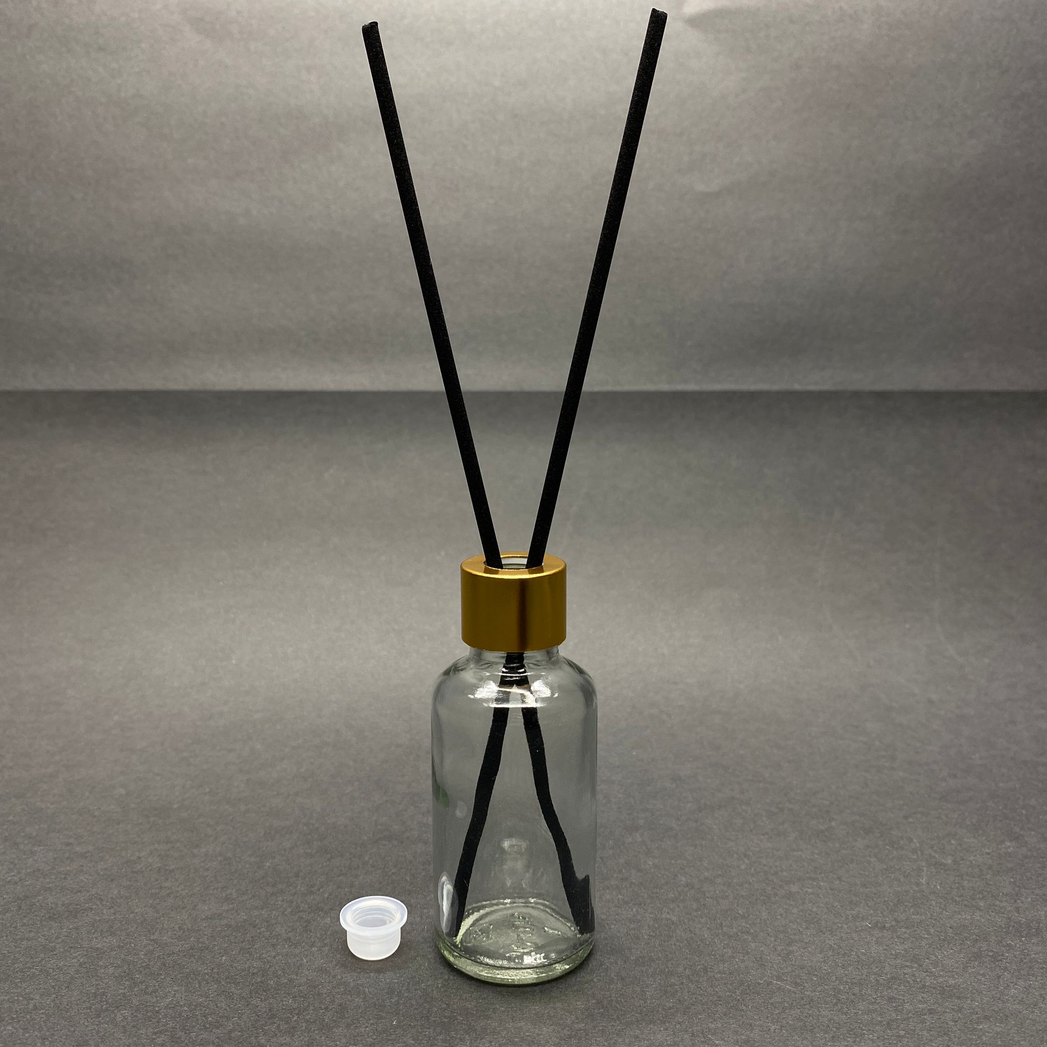 30 Cc Cam Bambu Oda Kokusu Şişesi - 30 Ml Çubuklu Bambu Oda Kokusu Şişesi - Difüzör Şişe- Cam Şişe + Gold Metal Kapak + Plastik Tıpa + 2 Adet Fiber Siyah Bambu Çubuk