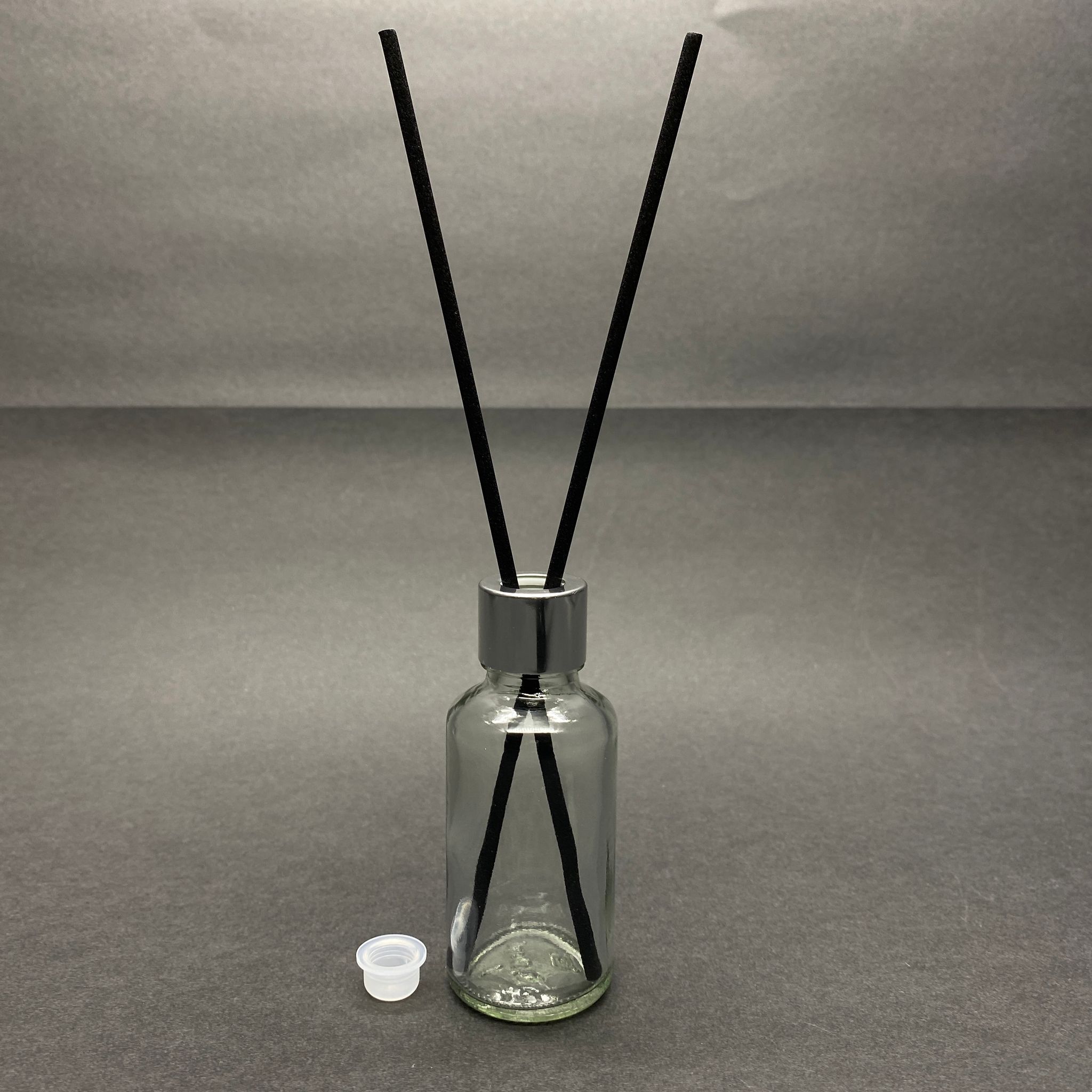 30 Cc Cam Bambu Oda Kokusu Şişesi - 30 Ml Çubuklu Bambu Oda Kokusu Şişesi - Difüzör Şişe- Cam Şişe + Gümüş Metal Kapak + Plastik Tıpa + 2 Adet Fiber Siyah Bambu Çubuk