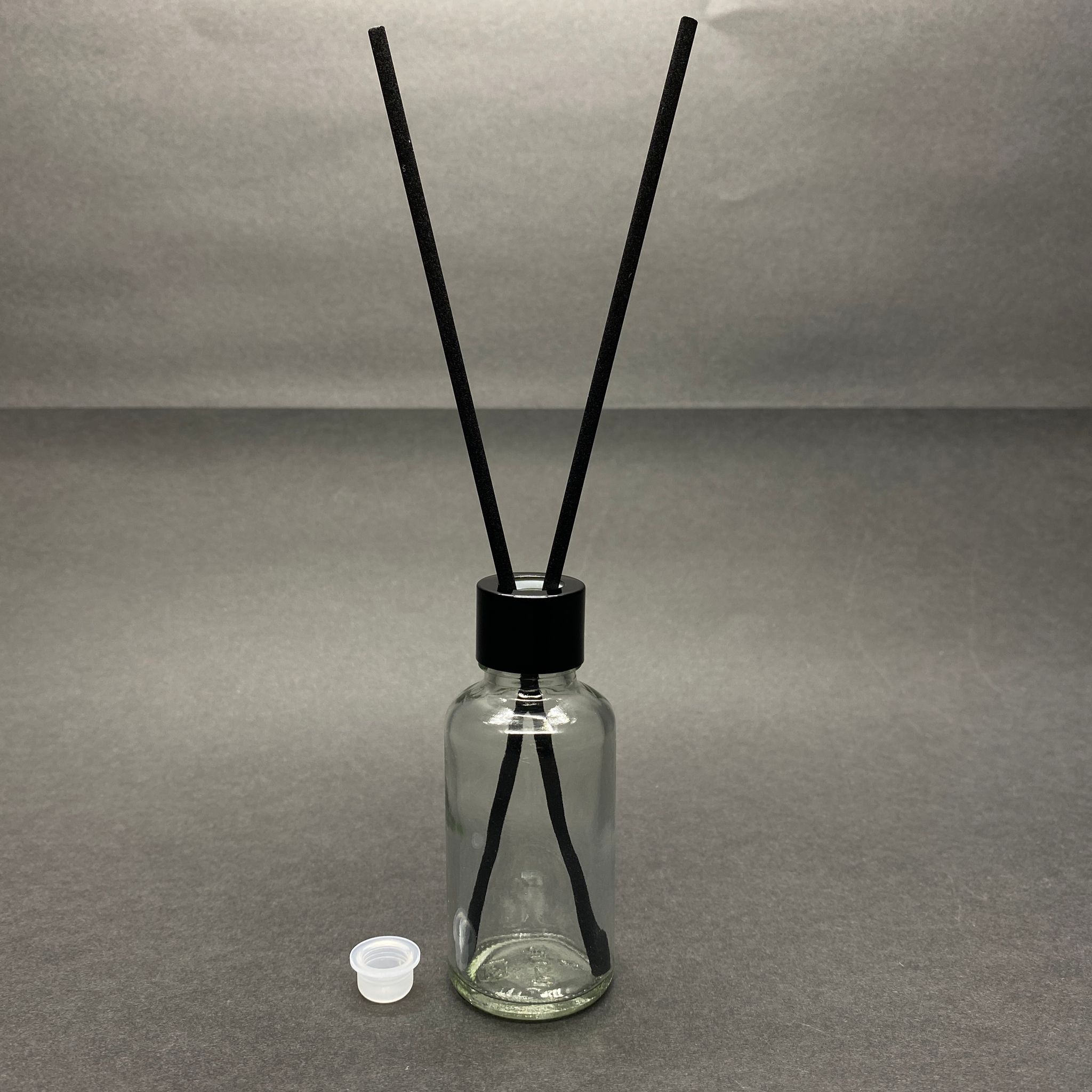 30 Cc Cam Bambu Oda Kokusu Şişesi - 30 Ml Çubuklu Bambu Oda Kokusu Şişesi - Difüzör Şişe- Cam Şişe + Siyah Metal Kapak + Plastik Tıpa + 2 Adet Fiber Siyah Bambu Çubuk
