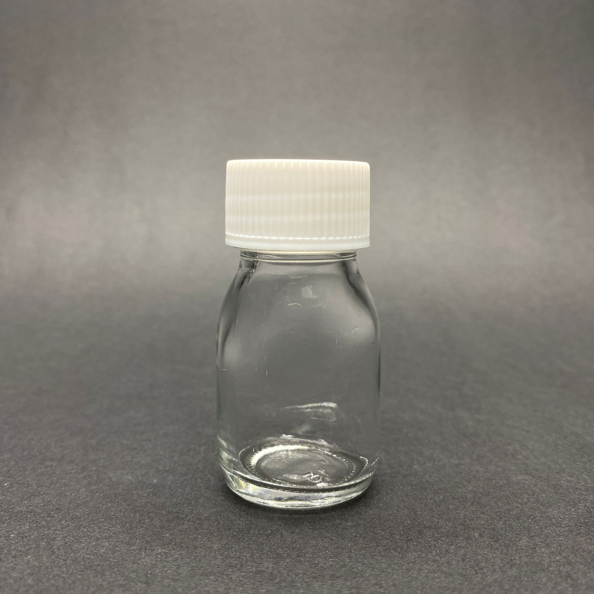 30 Cc Geniş Ağızlı Şeffaf Cam Şişe - Beyaz Kapaklı  - 30 Ml Cam Şişe - Mikroplardan Korunması İçin İlaçlanmıştır, Suya Tutunca Şeffaf Rengi Alır