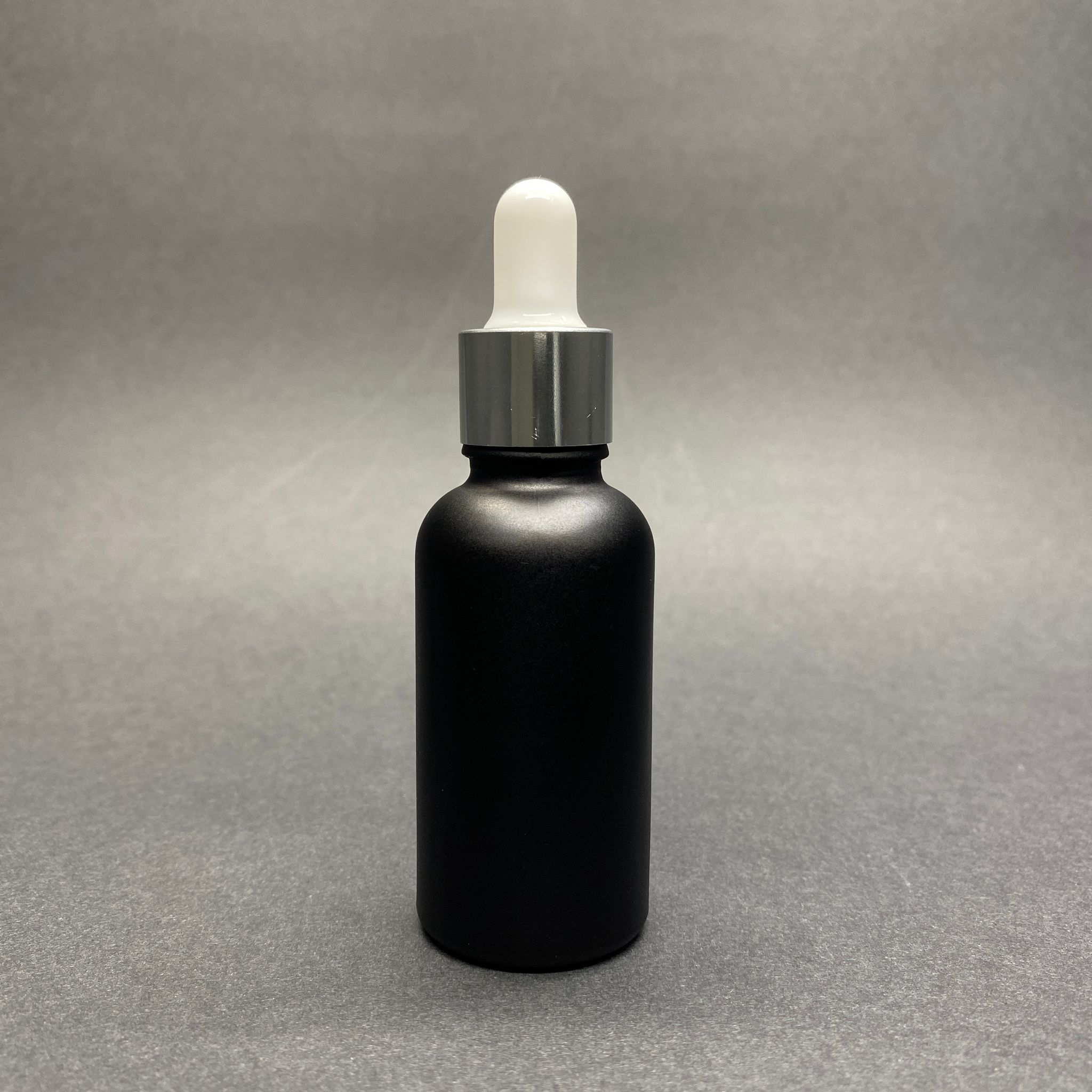 30 Cc Mat Siyah Boyalı Cam Damlalıklı Şişe - Beyaz Emzik - Gümüş Metal Kapak - 30 Ml Cam Damlalıklı Şişe