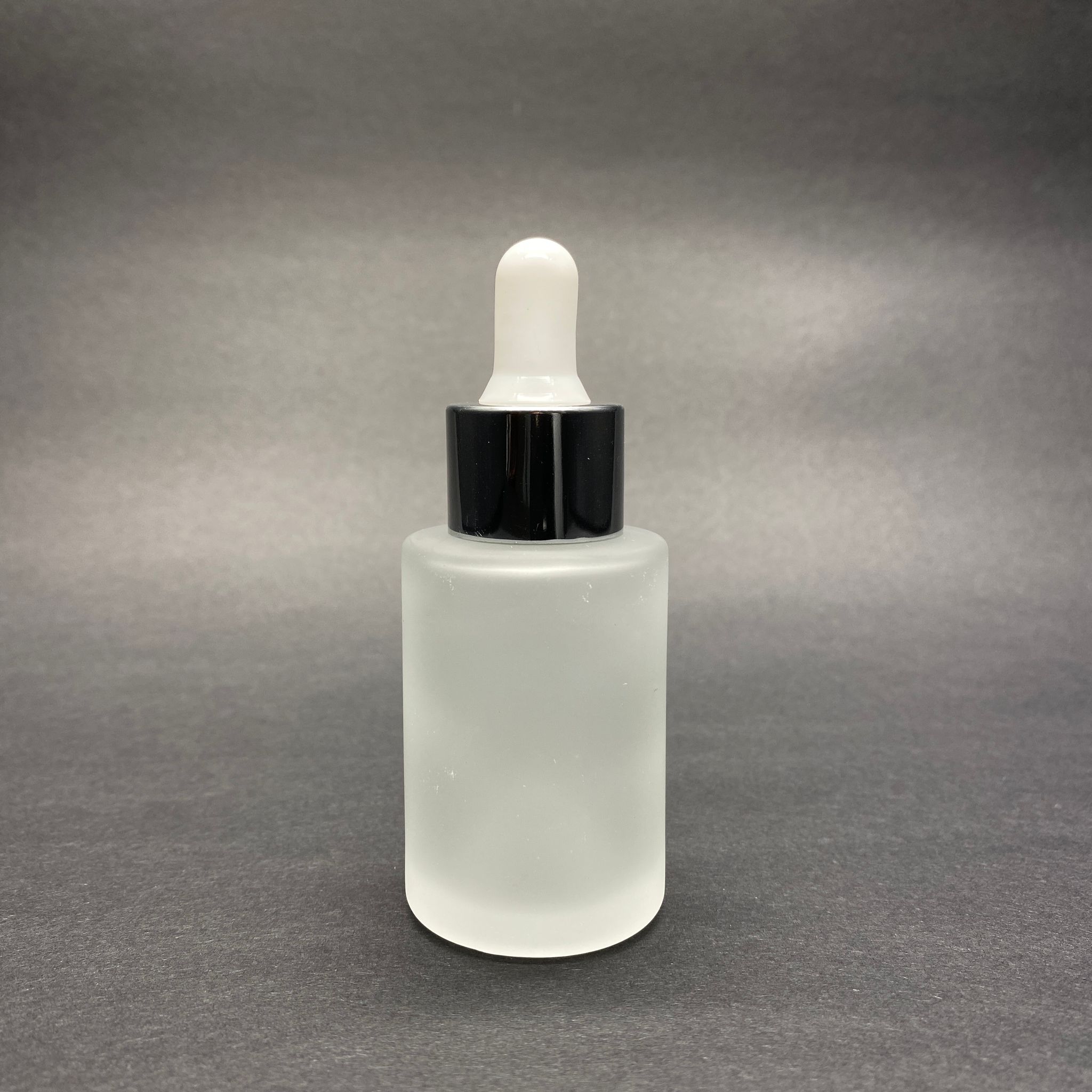 30 Cc Omuzlu Buzlu Cam Şişe - Beyaz Emzikli Gümüş Kapaklı Cam Damlalıklı Takım (Damlalığın İçinde Sızdırmaz Conta Mevcuttur) - 30 Ml Küt Boyunlu Cam Serum Şişesi