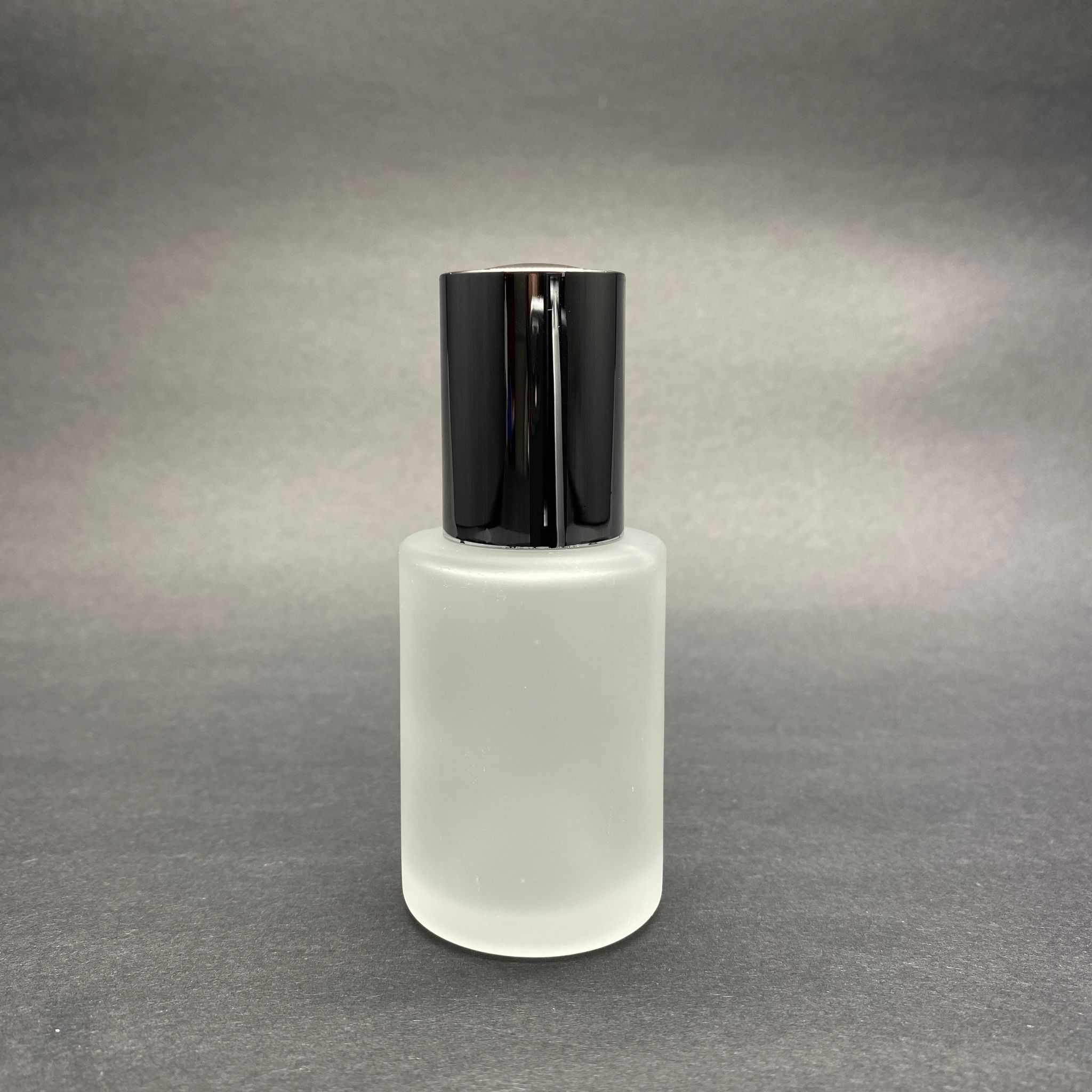 30 Cc Omuzlu Buzlu Cam Şişe - Lüx Byore (Çevirince Butonu Açılan) Gümüş Cam Damlalıklı Takım (Damlalığın İçinde Sızdırmaz Conta Mevcuttur) - 30 Ml Küt Boyunlu Cam Serum Şişesi