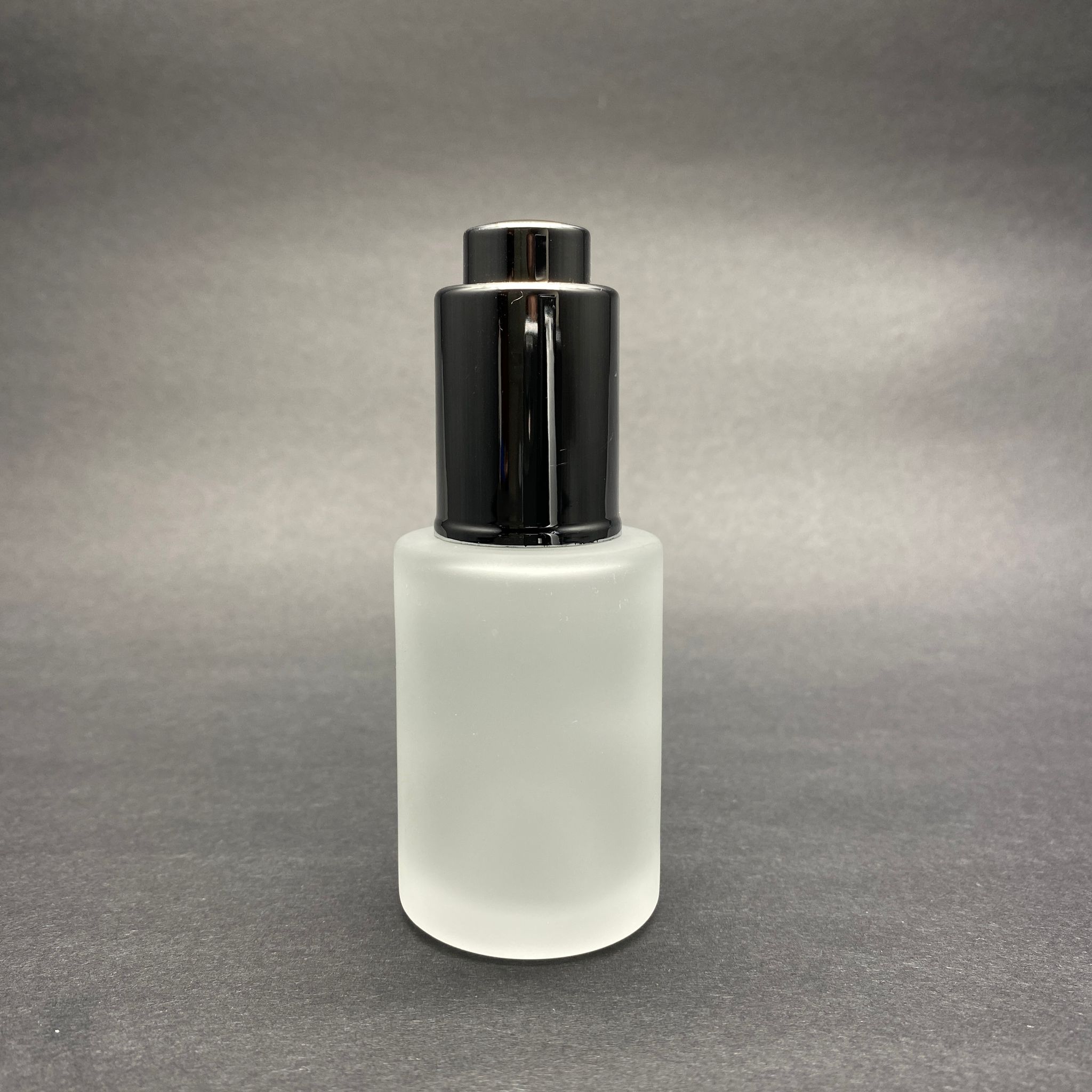 30 Cc Omuzlu Buzlu Cam Şişe - Lüx Gümüş Basmalı Cam Damlalıklı Takım (Damlalığın İçinde Sızdırmaz Conta Mevcuttur) - 30 Ml Küt Boyunlu Cam Serum Şişesi