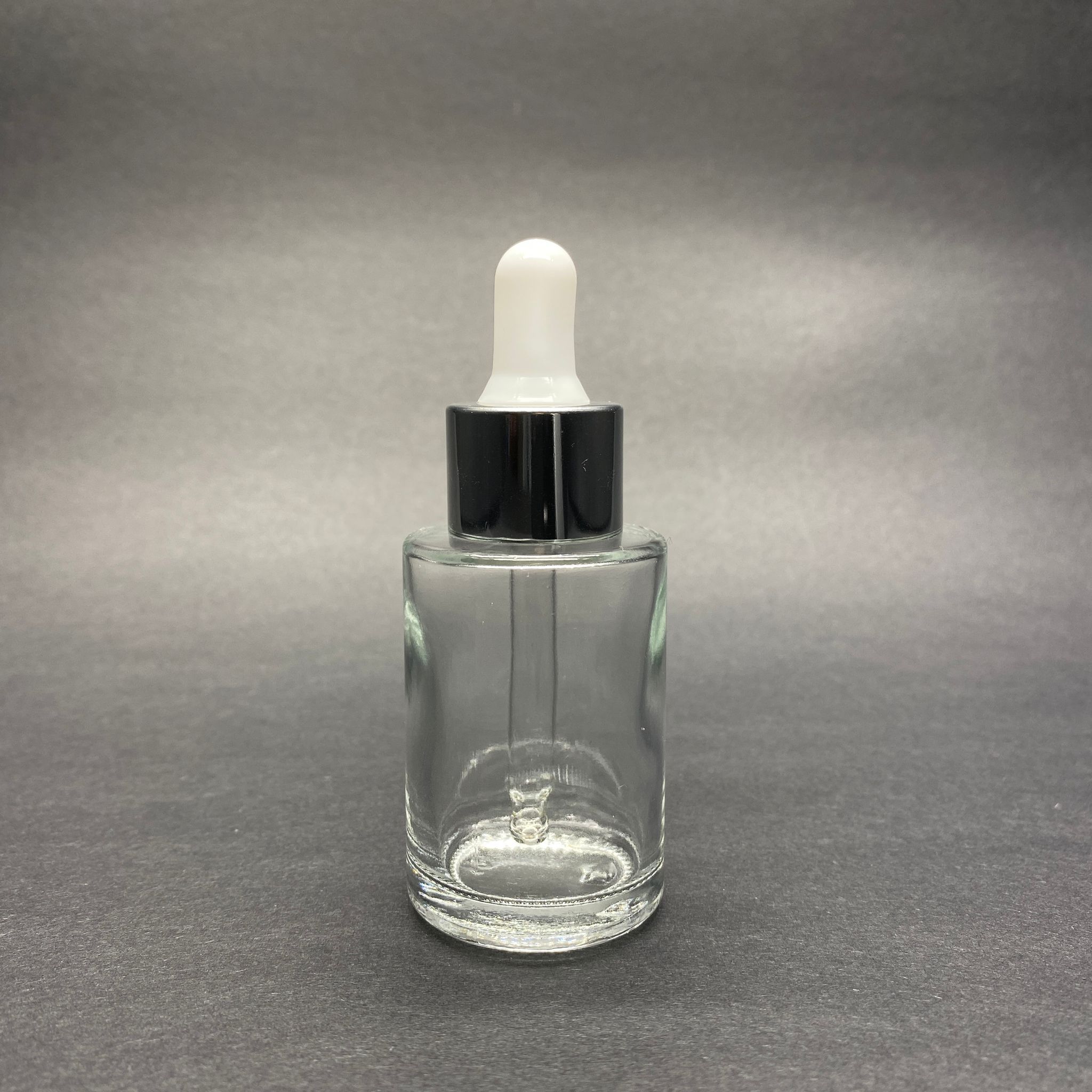 30 Cc Omuzlu Şeffaf Cam Şişe - Beyaz Emzikli Gümüş Kapaklı Cam Damlalıklı Takım (Damlalığın İçinde Sızdırmaz Conta Mevcuttur) - 30 Ml Küt Boyunlu Cam Serum Şişesi