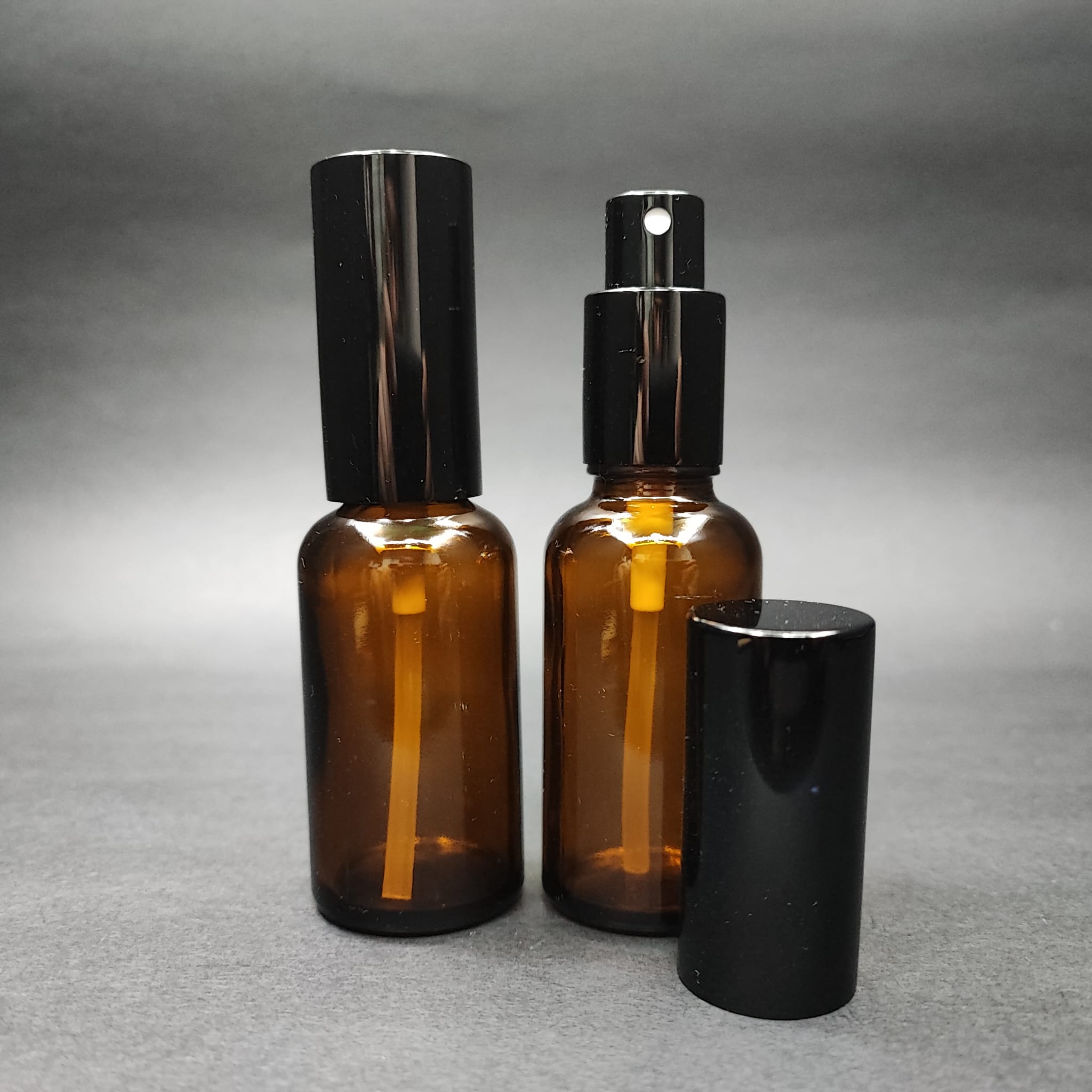 30 Ml Lüks Vidalı Valf Çevirme Parfüm Şişeleri - 30 Cc Amber Cam Şişe - Siyah Metal Spreyli Kapaklı Set