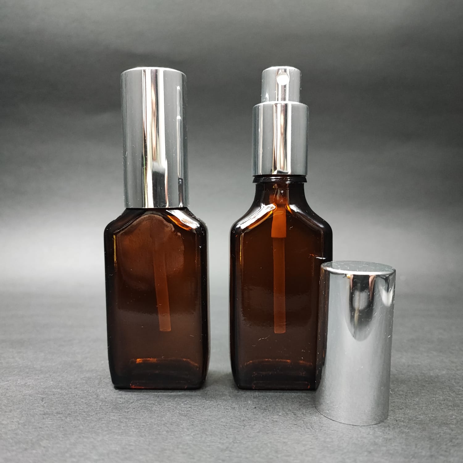 30 Ml Lüks Vidalı Valf Çevirme Parfüm Şişeleri - 30 Cc Amber Yassı Cam Şişe - Gümüş Metal Spreyli Kapaklı Set