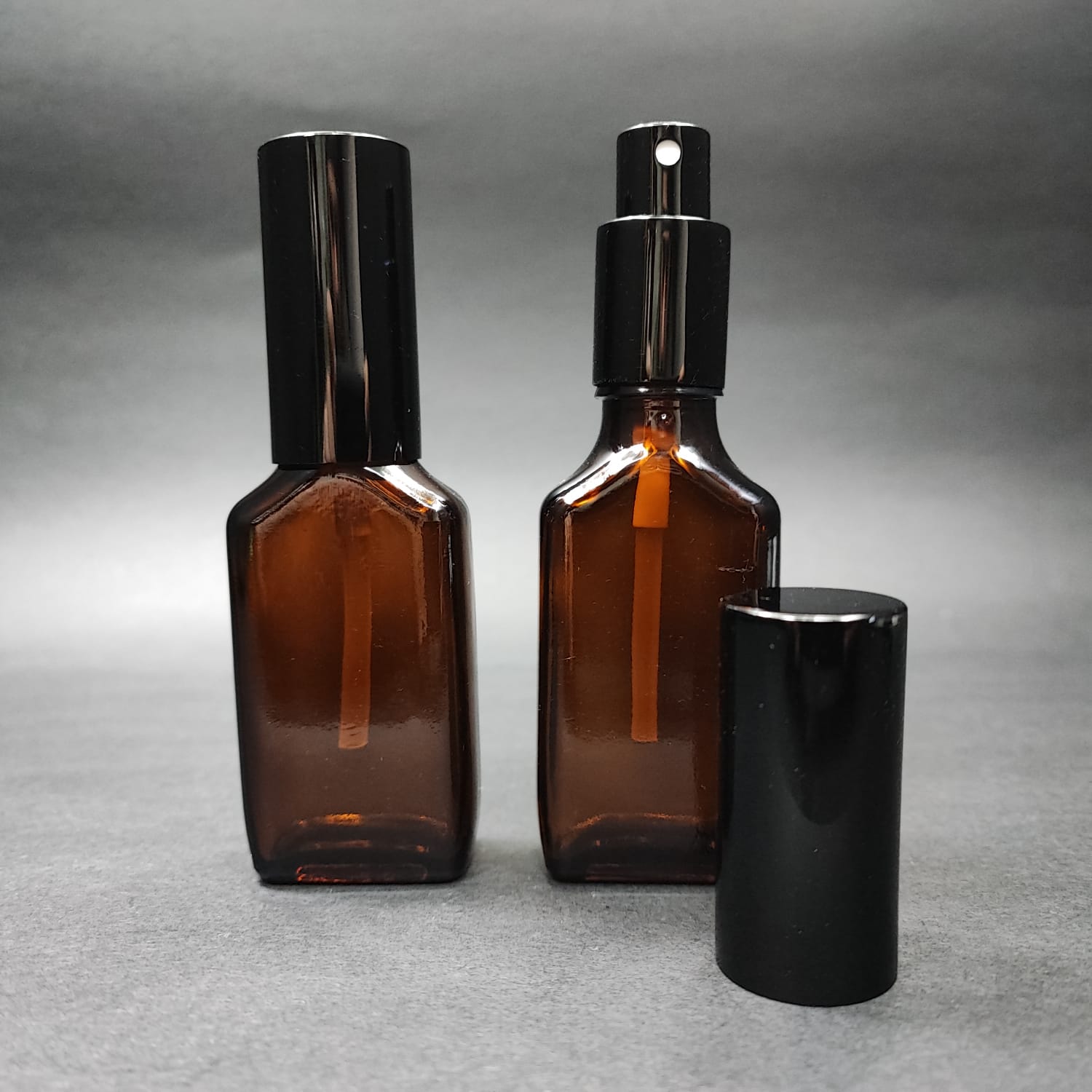 30 Ml Lüks Vidalı Valf Çevirme Parfüm Şişeleri - 30 Cc Amber Yassı Cam Şişe - Siyah Metal Spreyli Kapaklı Set