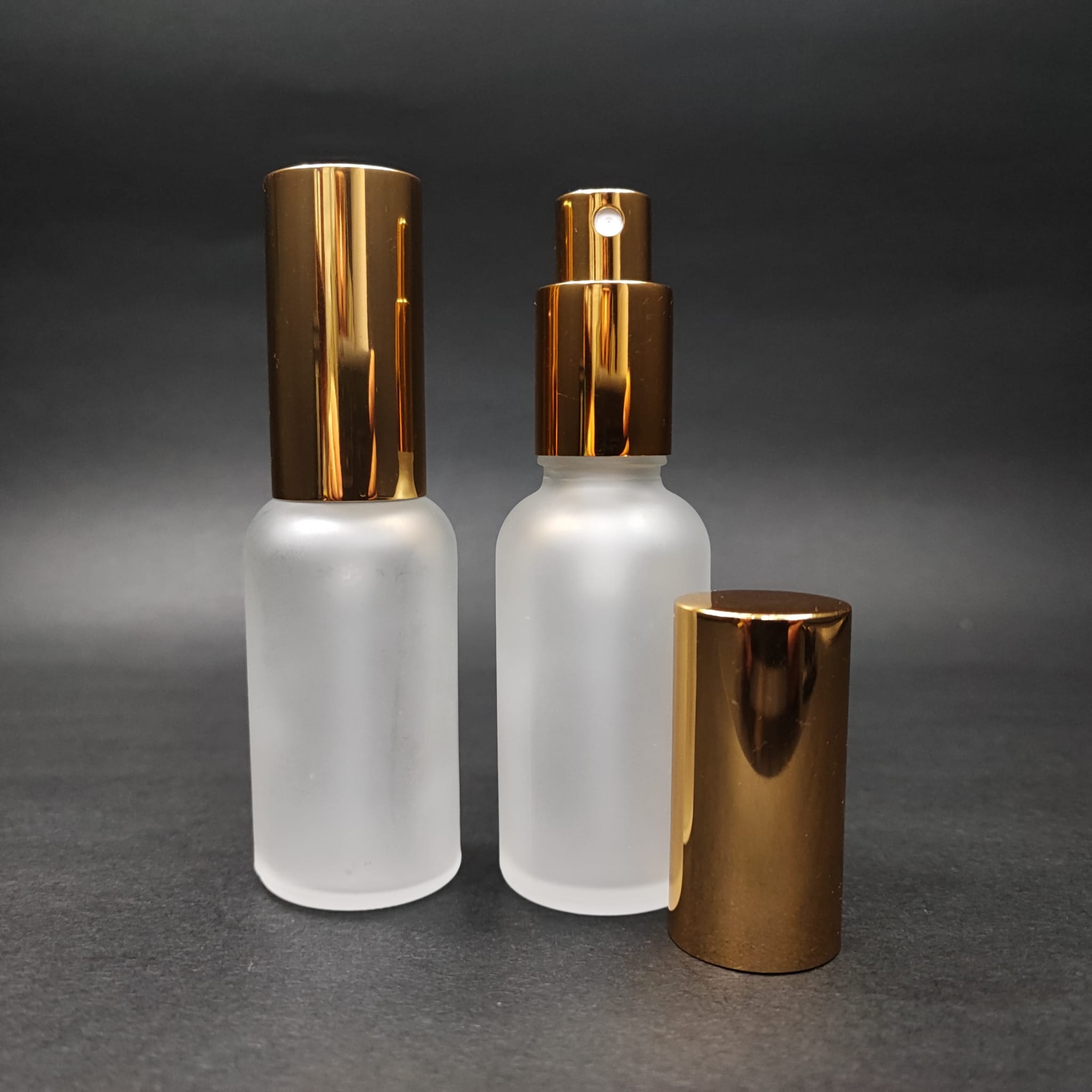 30 Ml Lüks Vidalı Valf Çevirme Parfüm Şişeleri - 30 Cc Buzlu Cam Şişe - Gold Metal Spreyli Kapaklı Set