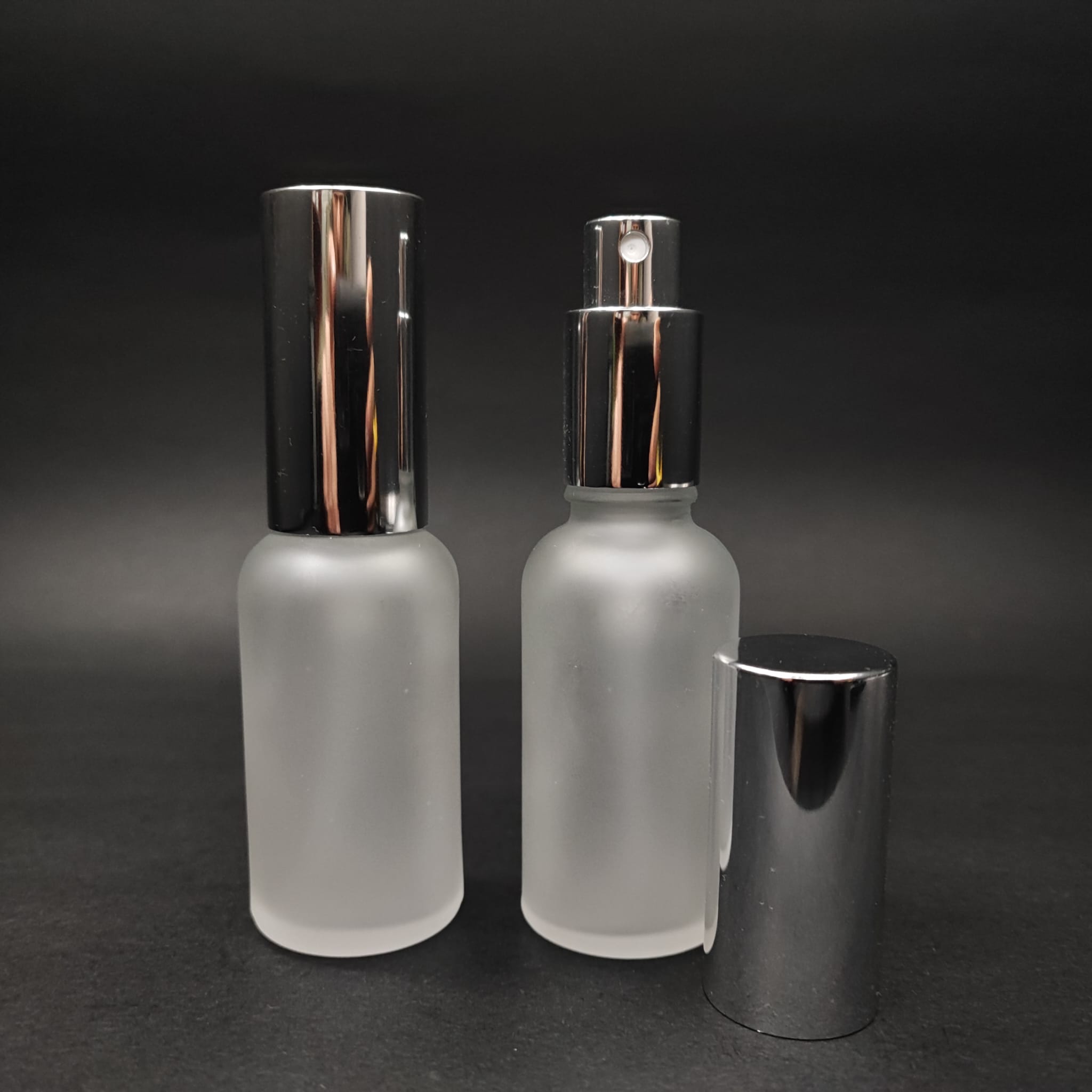 30 Ml Lüks Vidalı Valf Çevirme Parfüm Şişeleri - 30 Cc Buzlu Cam Şişe - Gümüş Metal Spreyli Kapaklı Set