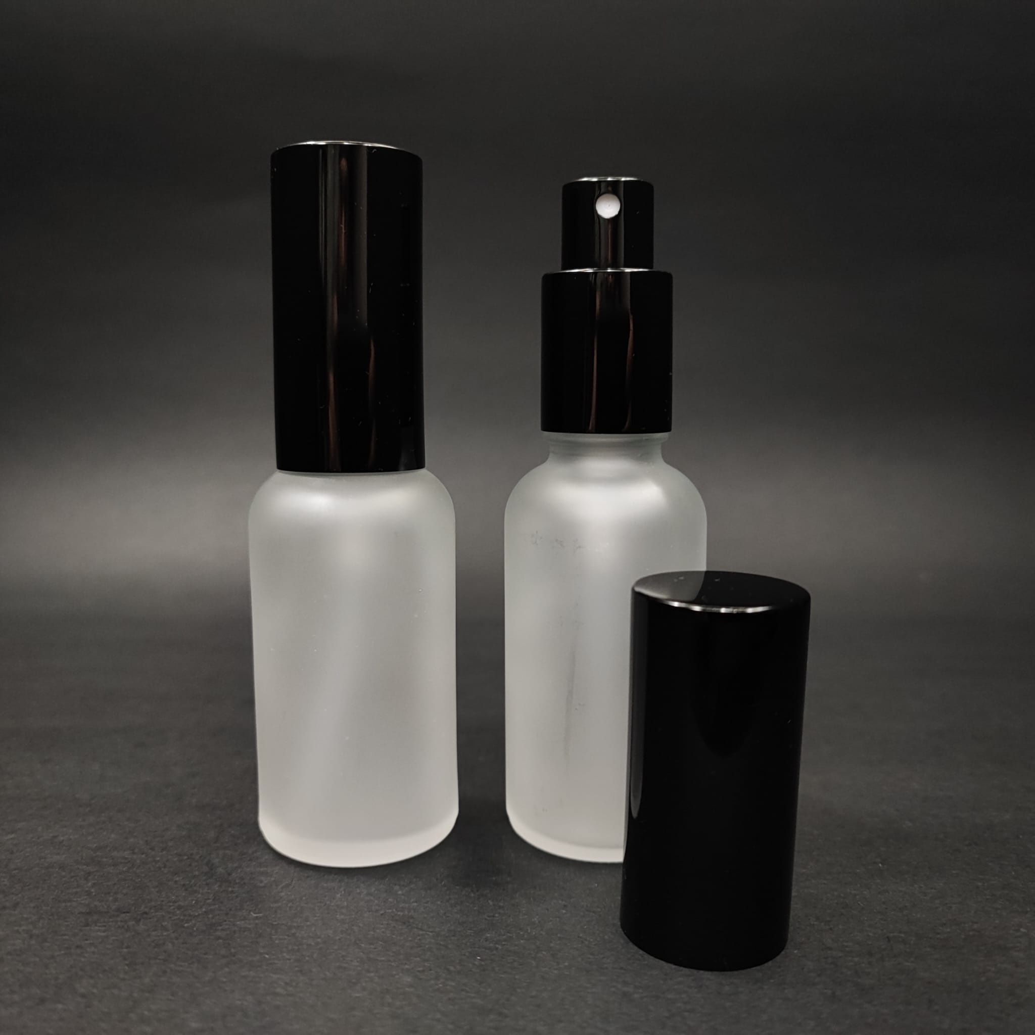 30 Ml Lüks Vidalı Valf Çevirme Parfüm Şişeleri - 30 Cc Buzlu Cam Şişe - Siyah Metal Spreyli Kapaklı Set