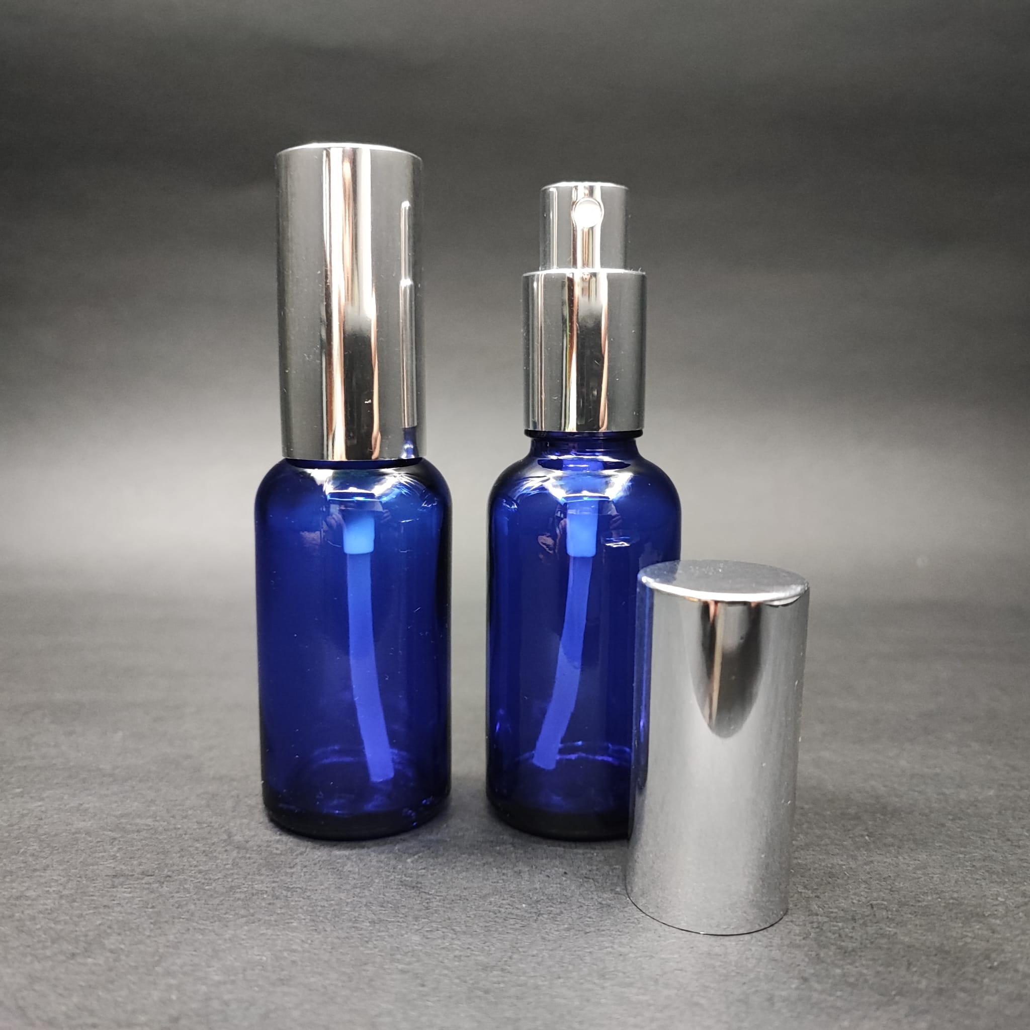 30 Ml Lüks Vidalı Valf Çevirme Parfüm Şişeleri - 30 Cc Mavi Cam Şişe - Gümüş Metal Spreyli Kapaklı Set