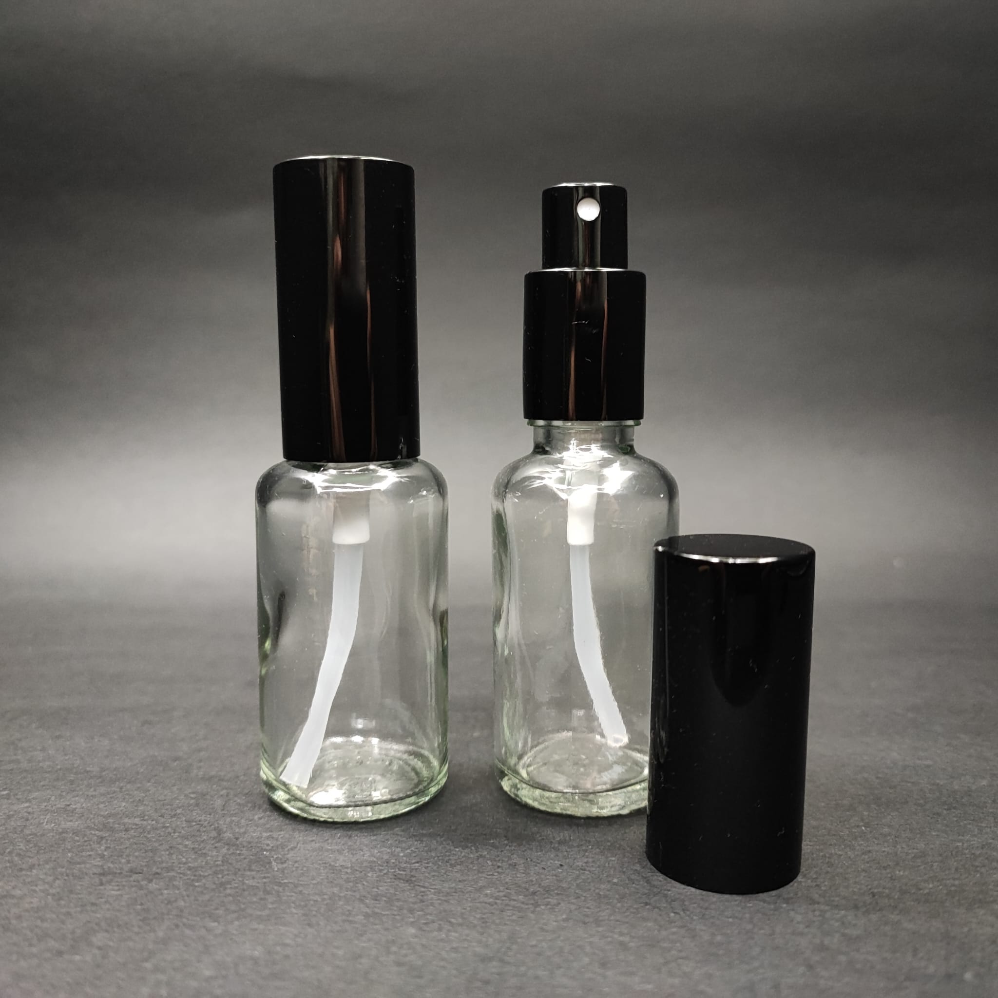 30 Ml Lüks Vidalı Valf Çevirme Parfüm Şişeleri - 30 Cc Şeffaf Cam Şişe - Siyah Metal Spreyli Kapaklı Set