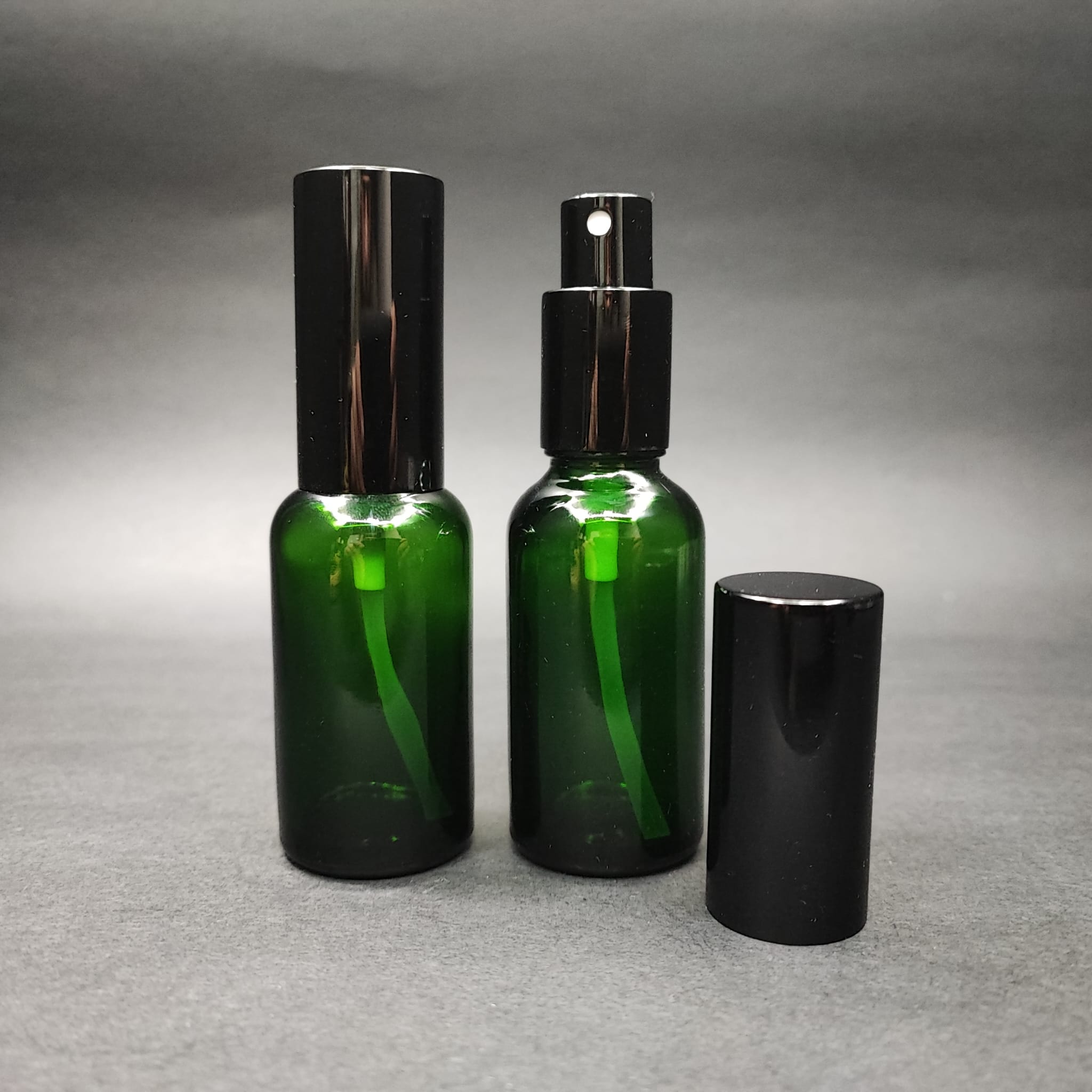 30 Ml Lüks Vidalı Valf Çevirme Parfüm Şişeleri - 30 Cc Yeşil Cam Şişe - Siyah Metal Spreyli Kapaklı Set