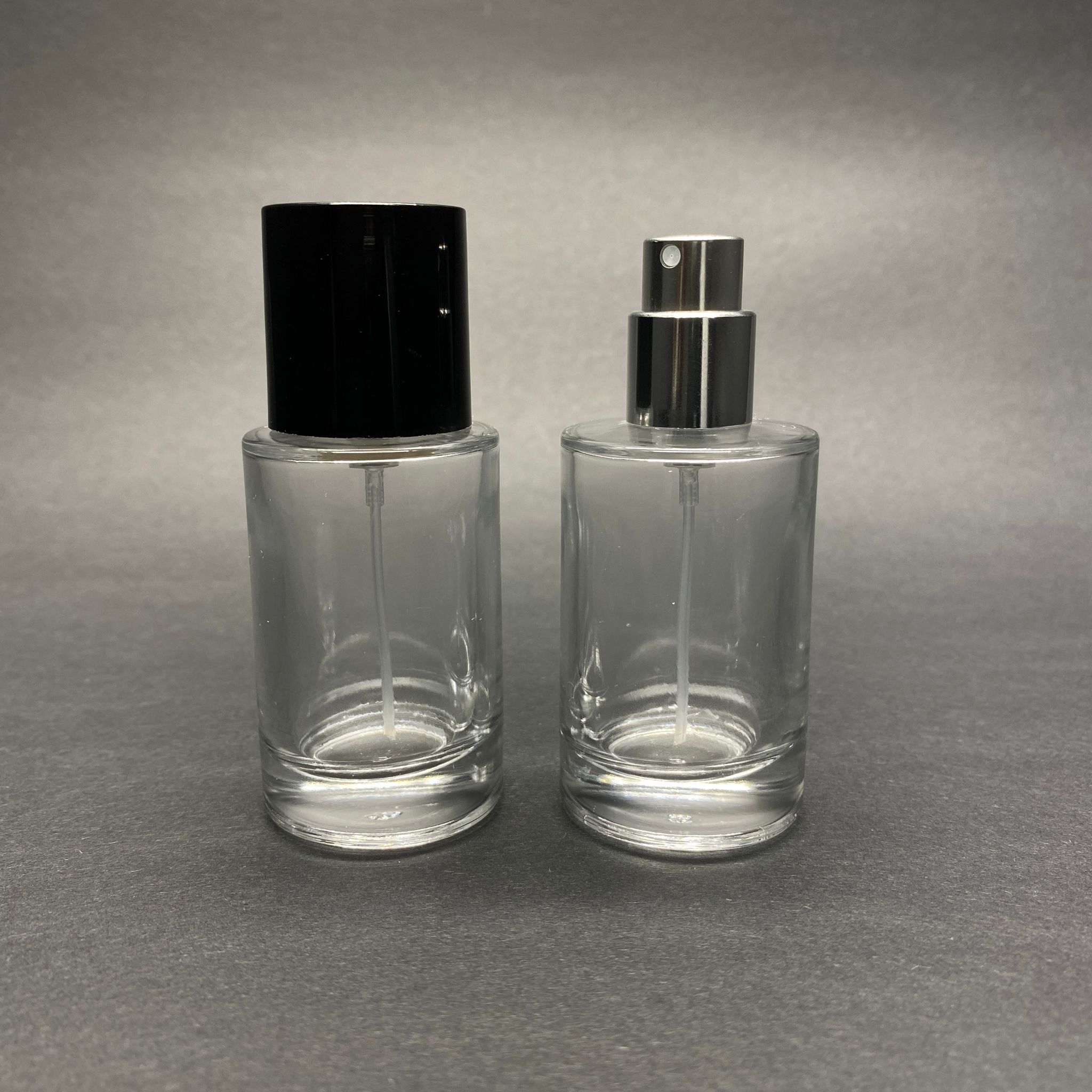 30 Ml Silindir Model Savage Parfüm Şişesi - Gümüş Metal Spreyli + Siyah Kapaklı (Ağız 15 Mm Geçme Kolay Kapama)