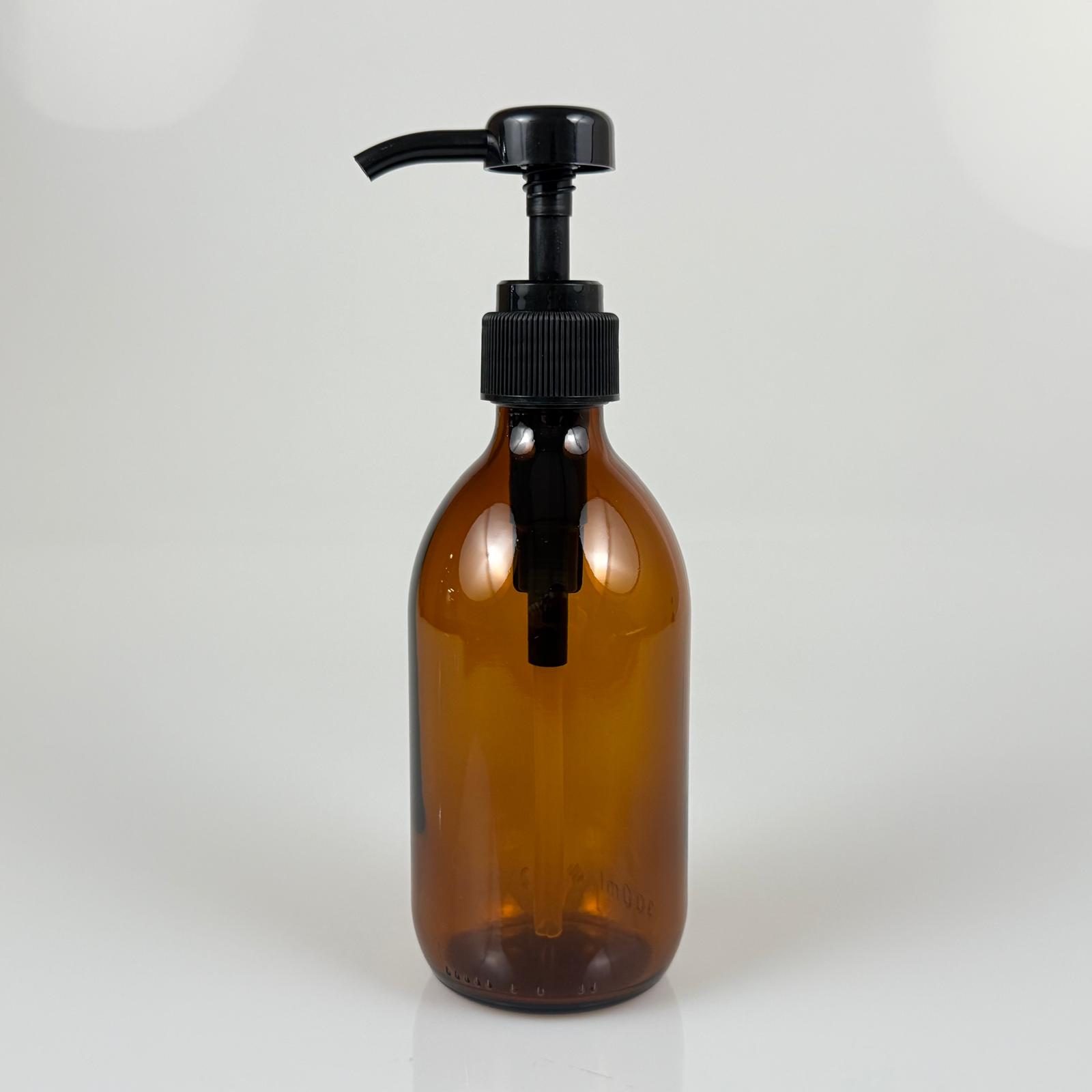 300 Cc Cam Amber Kahverengi Model Şişe - Siyah Dozaj Pompalı (Her Basmada 4 Cc Sıvı Atar)  - 300 Ml Pompalı Şişe - Şurup, Şampuan, Krem Gibi Yoğun Kıvamlı Sıvılarda Kullanılır