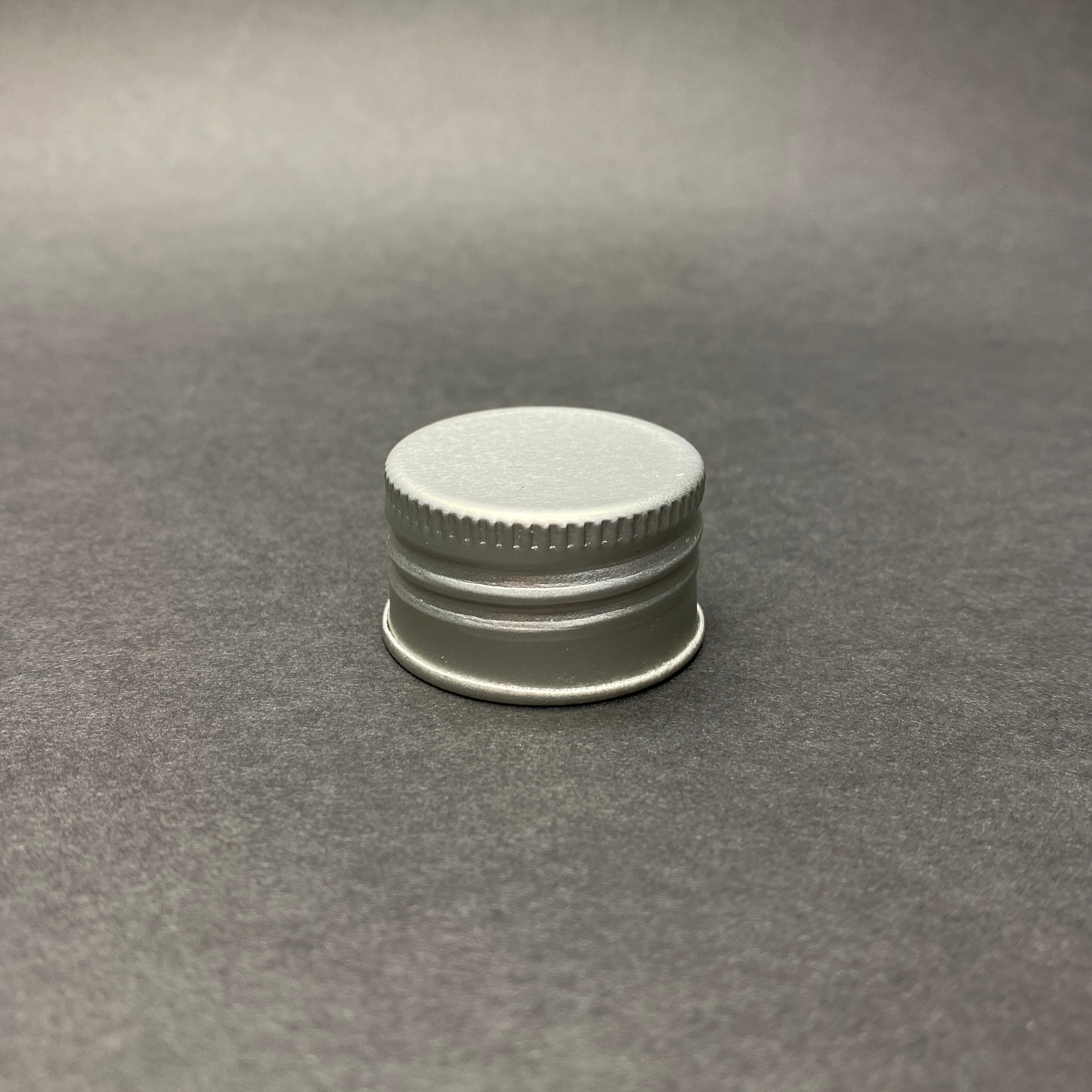 31/18 Mm Vidalı Alüminyum Kapak - Köpük Contalı - Gümüş - Elle Kapanır - 500 Cc Ve 1 Litre Kulplu Galon Şişe, Vidalı Ağız Dorika Ve Maraska Şişe Uyumlu - Metal Yağ Şişe Kapağı