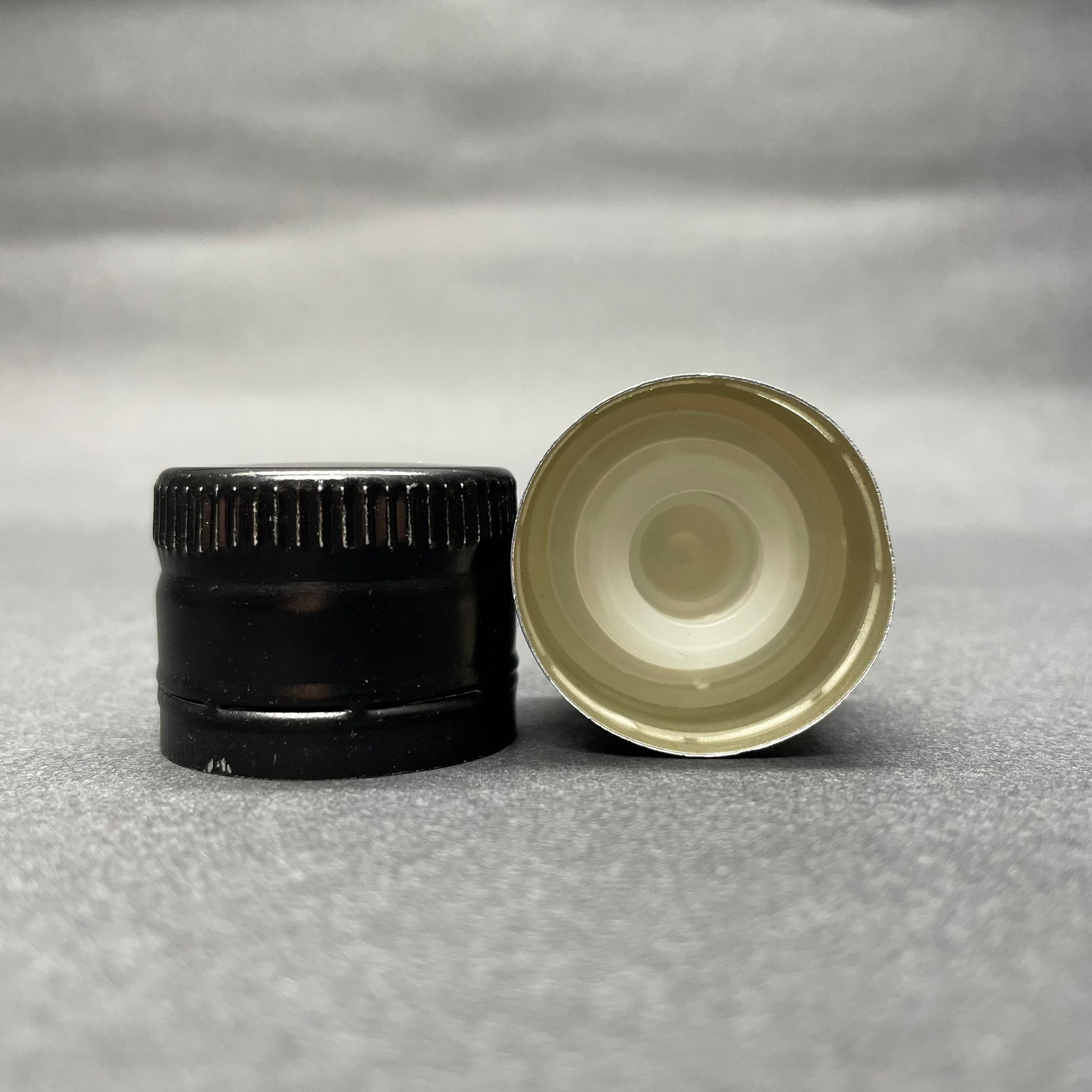 31,5X24 Mm Drop-Stop Alüminyum Kapak Siyah - Elle Kapanmaz - Sıvama Kapak  - 500 Cc Ve 1 Litre Kulplu Galon Şişe, Vidalı Ağız Dorika Ve Maraska Şişe Uyumlu - Metal Yağ Şişe Kapağı