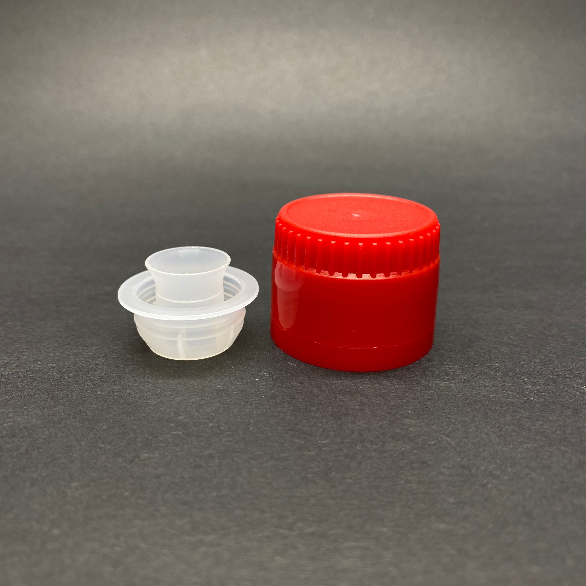 31 Mm Vidalı Kilitli Kırmızı Plastik Kapak - Akıtıcılı (Zeytinyağ Kapak - Akıtıcılı) - 31,5/24 Drop Stop Plastik Kapak