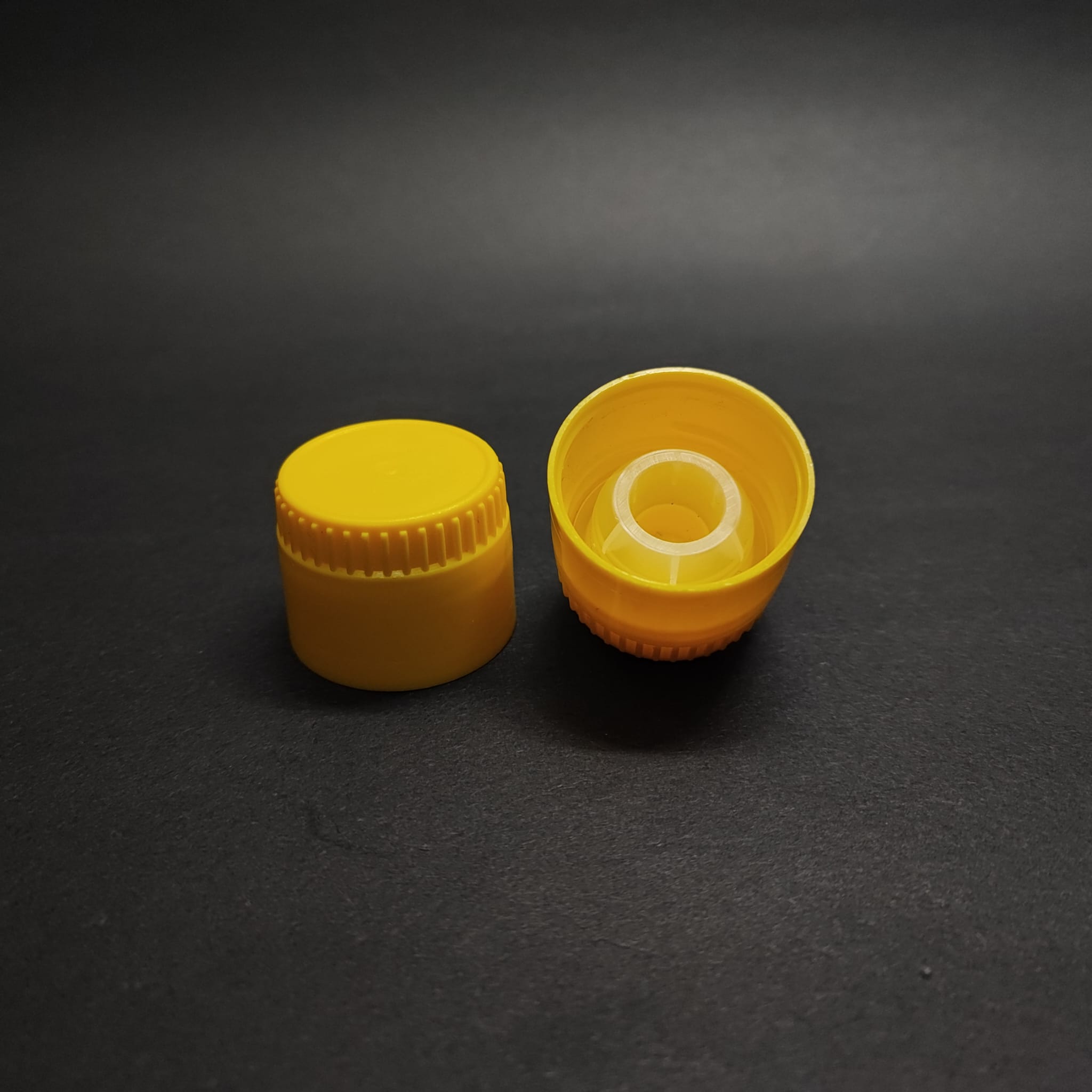 31 Mm Vidalı Kilitli Sarı Plastik Kapak - Akıtıcılı (Zeytinyağ Kapak - Akıtıcılı) - 31,5/24 Drop Stop Plastik Kapak
