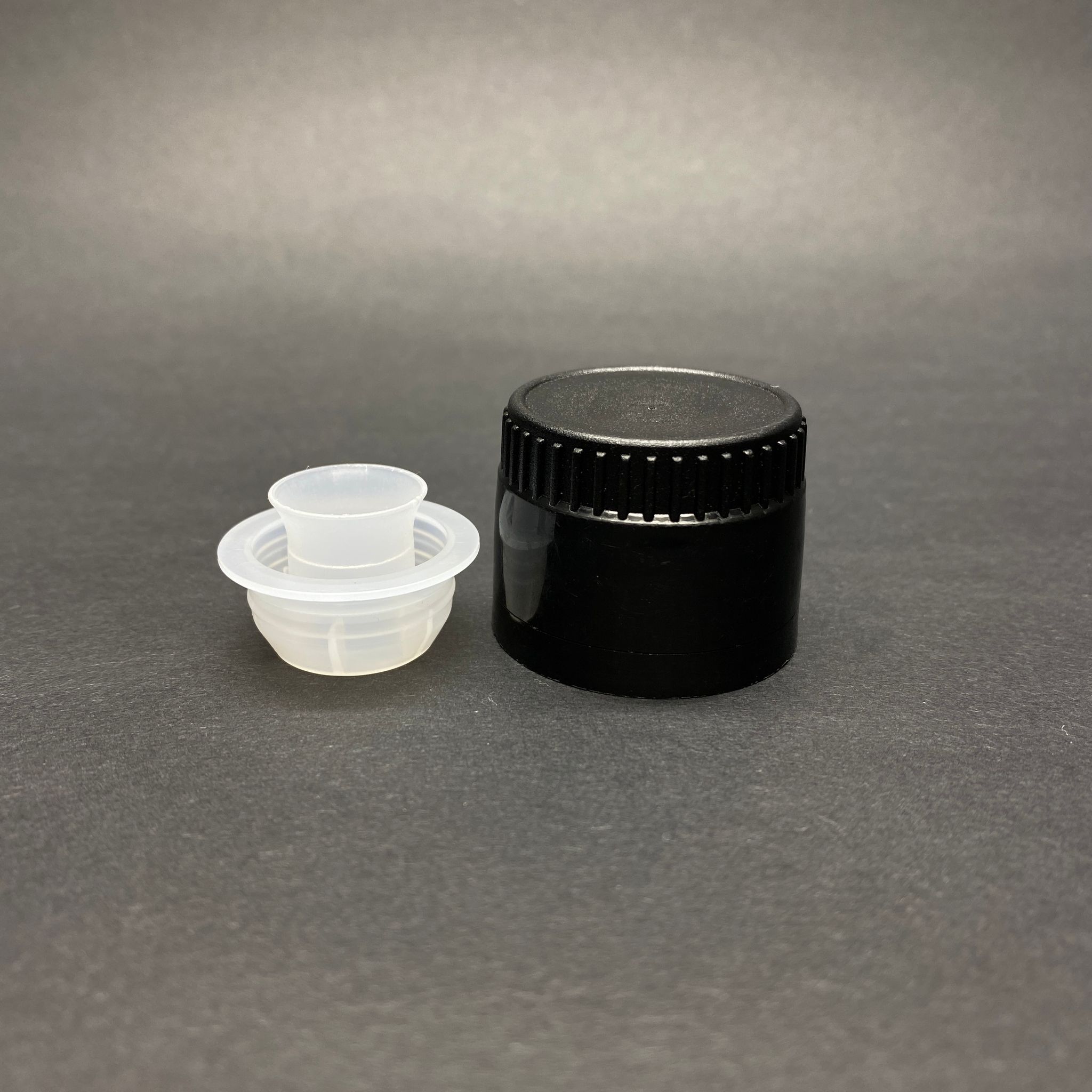 31 Mm Vidalı Kilitli Siyah Plastik Kapak - Akıtıcılı Siyah (Zeytinyağ Kapak - Akıtıcılı)  - 31,5/24 Drop Stop Plastik Kapak