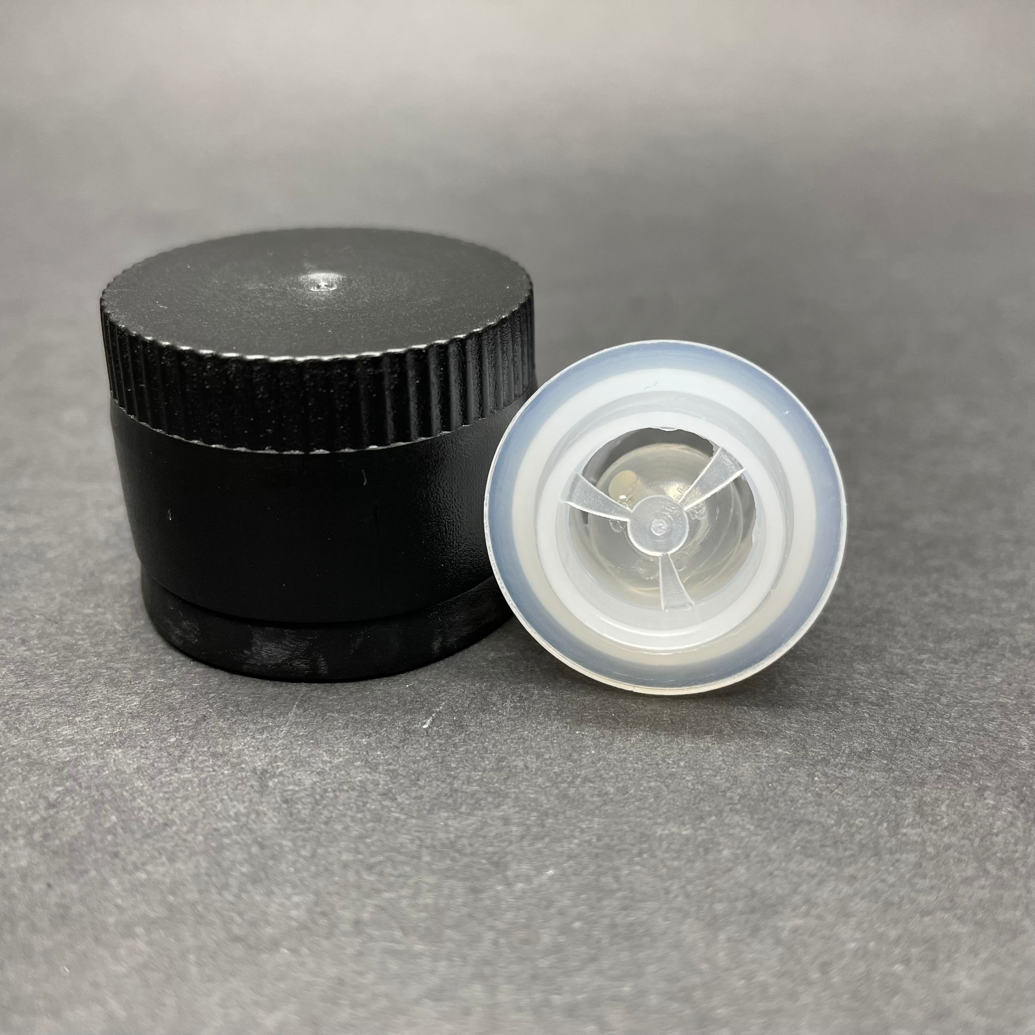 31 Mm Vidalı Kilitli Siyah Plastik Kapak-Bilyeli Siyah (Zeytinyağ Kapak - Bilyeli) Sert Model - Bilye Sayesinde Sıvı Kontrollü Akar - Vidalı Ağız Maraska, Dorika Vb. Uyar