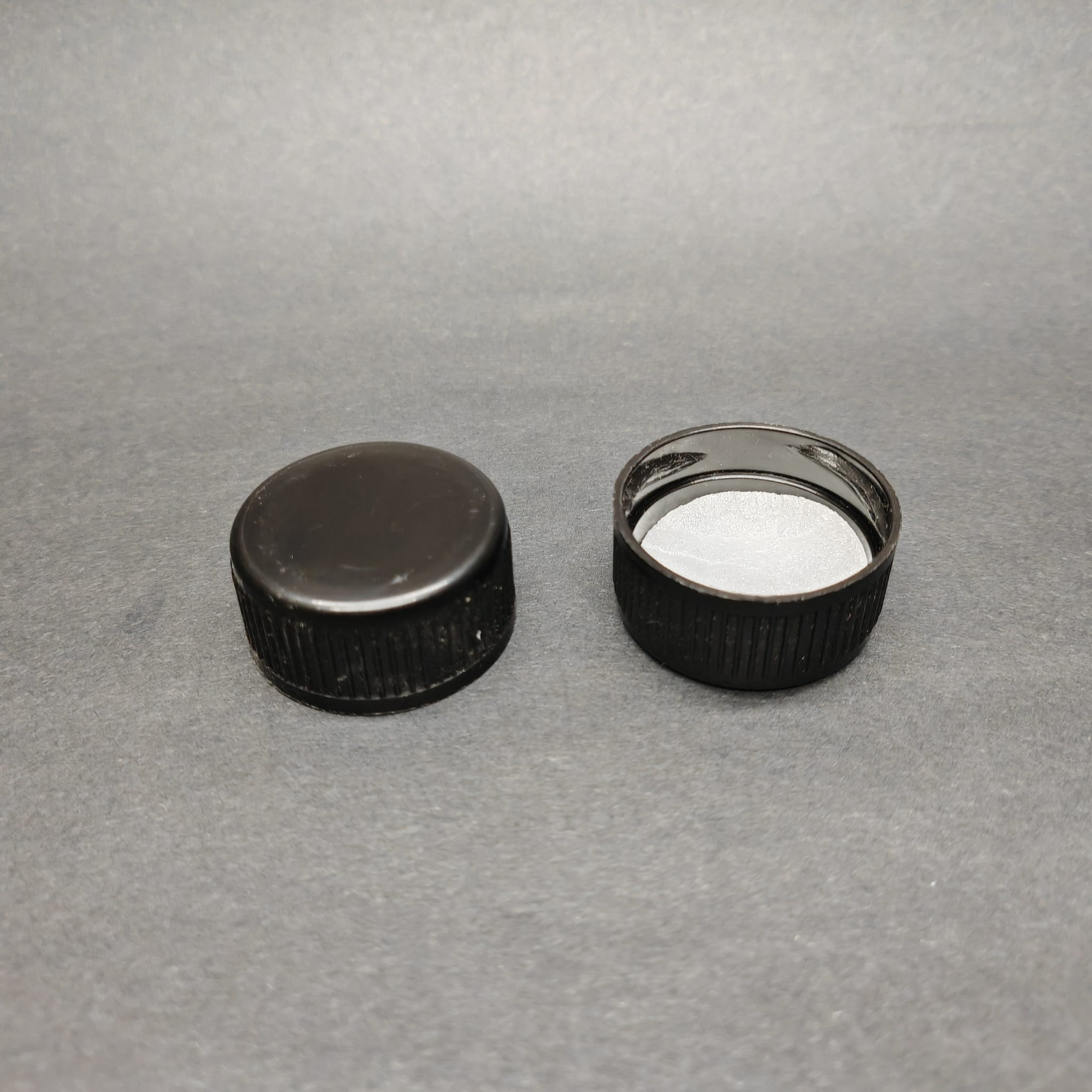 33 Mm Plastik Kapak Siyah - Sızdırmaz Köpük Contalı