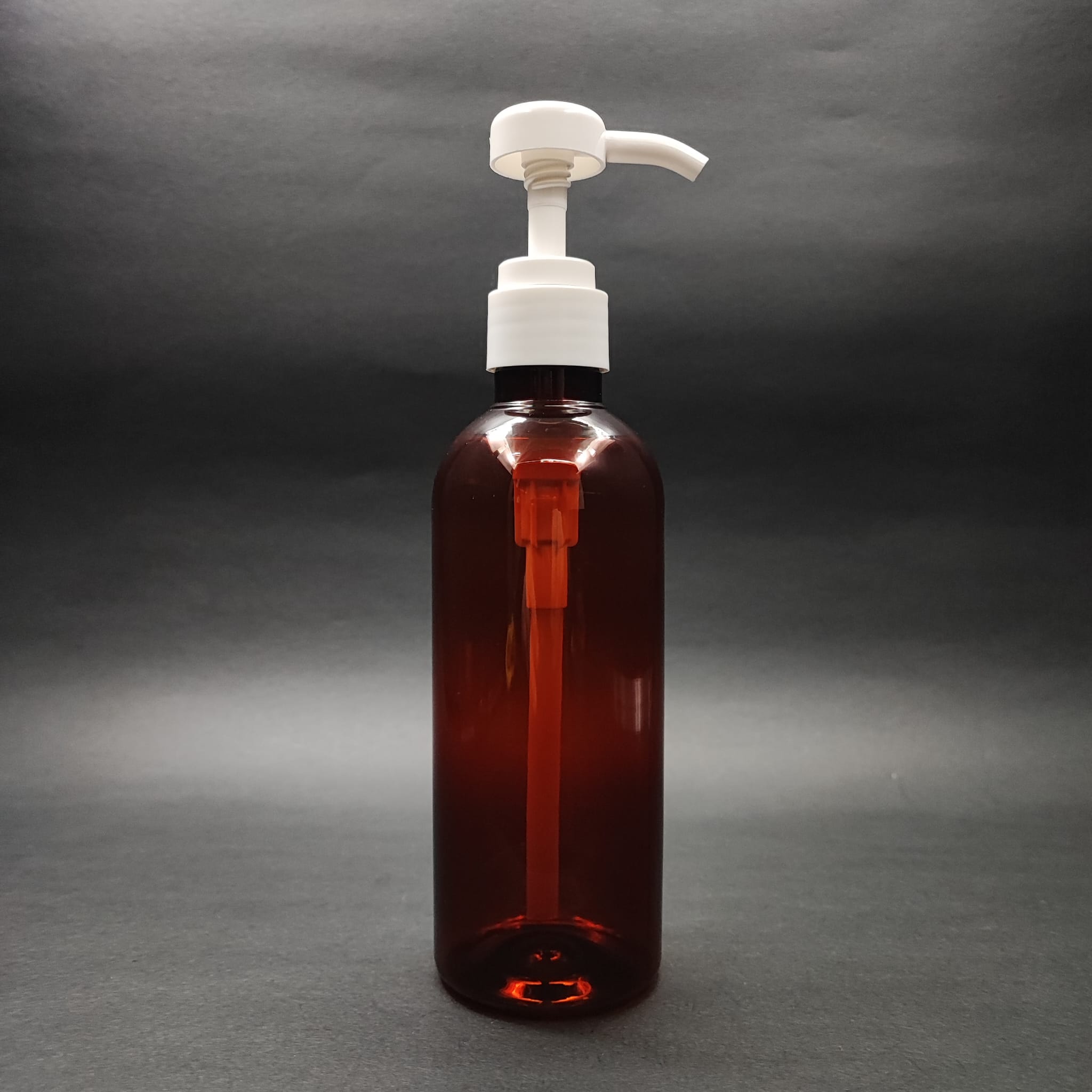 400 Cc Amber Pet Şişe - Beyaz Dozaj Pompalı (Her Basmada 4 Cc Sıvı Atar)  - 400 Ml  Pompalı Şişe - Şurup, Şampuan, Krem Gibi Yoğun Kıvamlı Sıvılarda Kullanılır