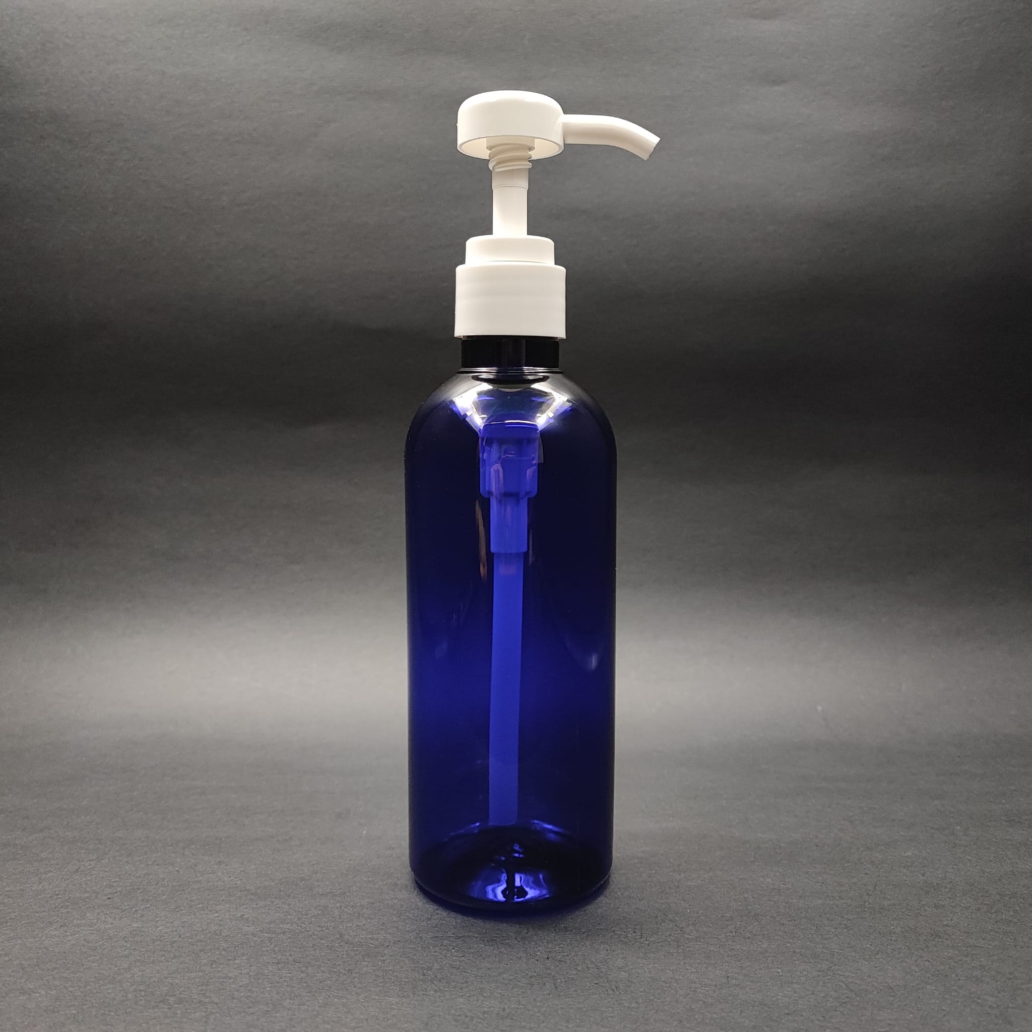 400 Cc Mavi Pet Şişe - Beyaz Dozaj Pompalı (Her Basmada 4 Cc Sıvı Atar)  - 400 Ml Pompalı Şişe - Şurup, Şampuan, Krem Gibi Yoğun Kıvamlı Sıvılarda Kullanılır