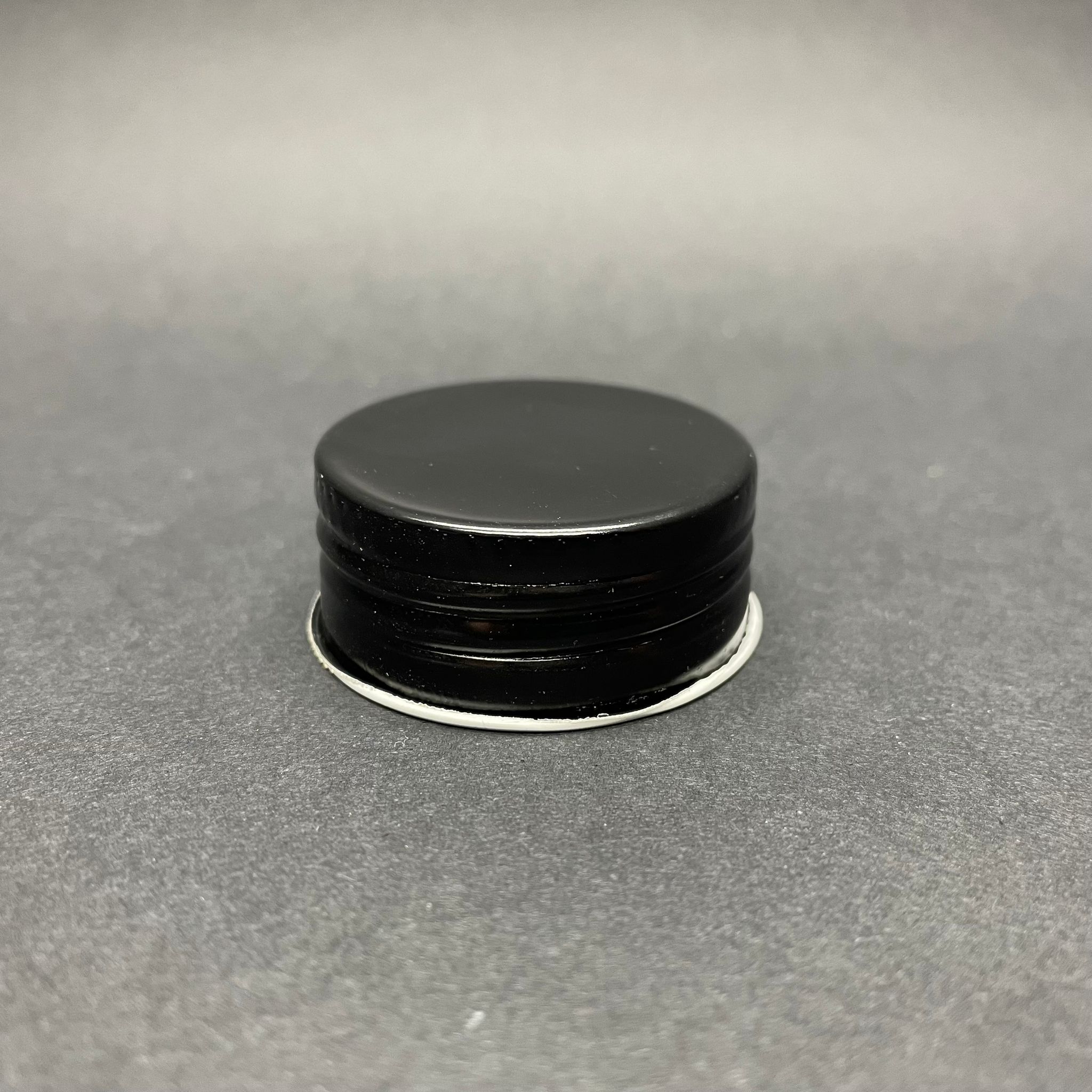 41/18 Mm Vidalı Siyah Metal Kapak